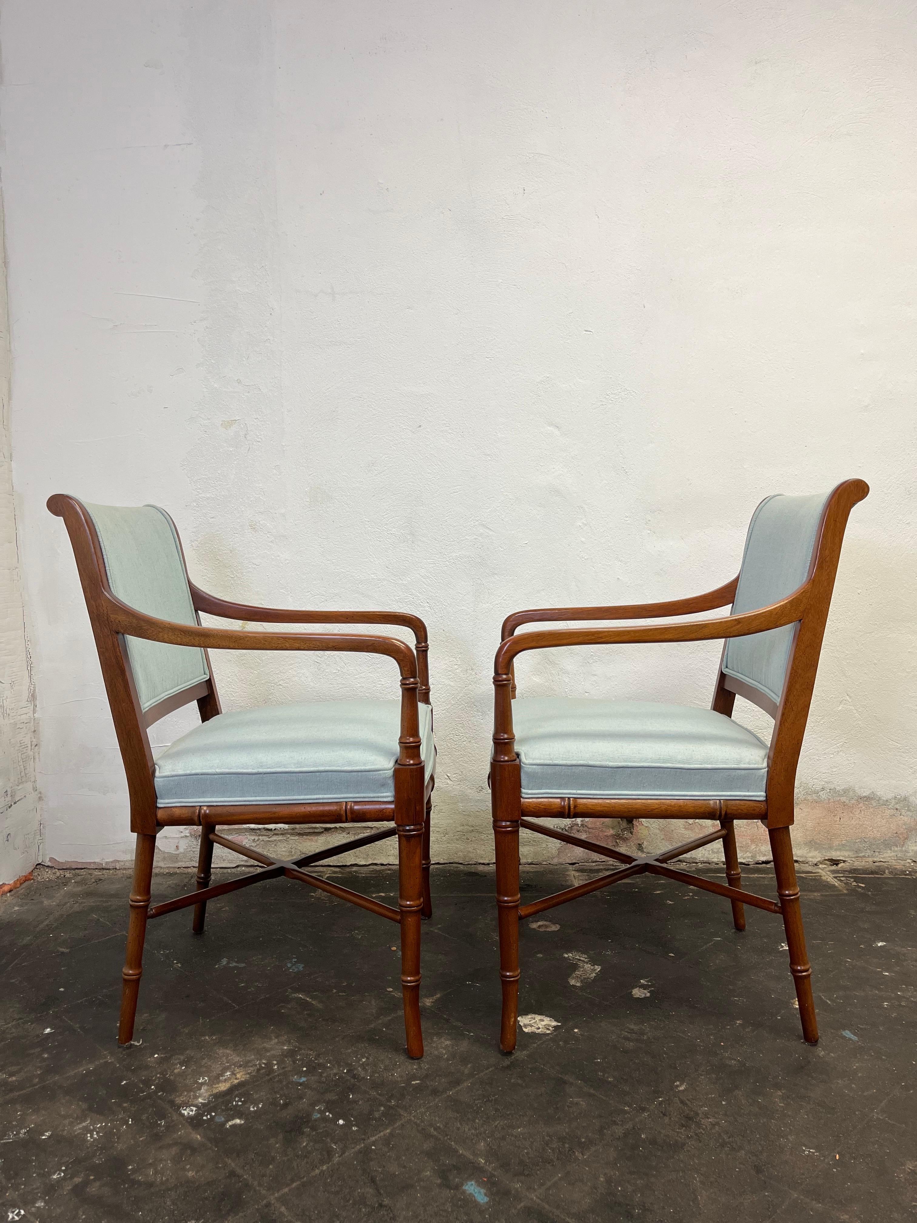 Hollywood Regency Coppia di sedie da caminetto con gambe affusolate in finto bambù a forma di corno con struttura in noce massiccio in vendita