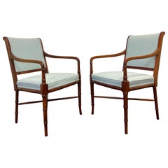 Paar Faux Bamboo Tapered Horn Form Beine Arm Fireside Stühle massivem Nussbaum Frames