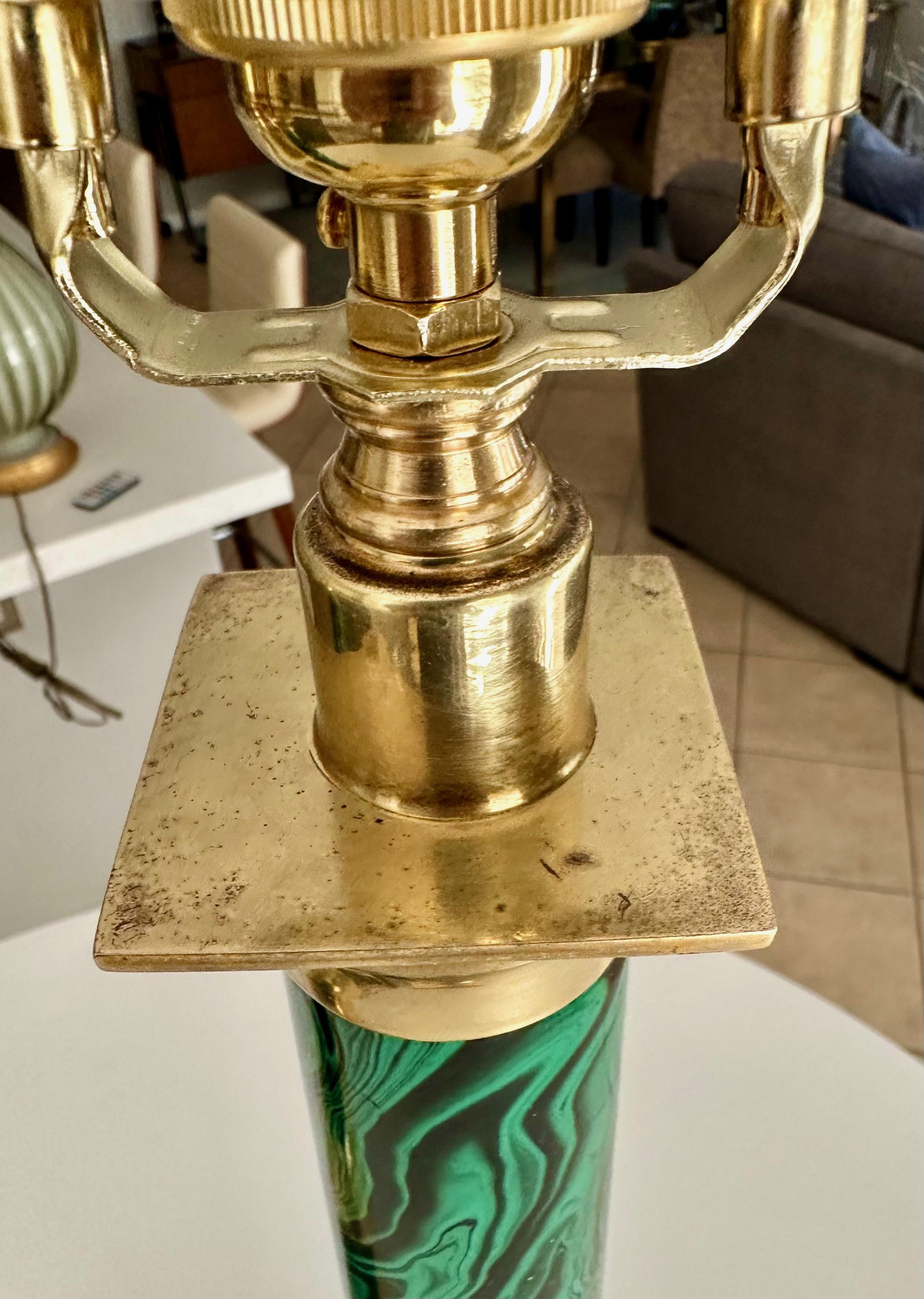 Pareja de lámparas de sobremesa de malaquita de imitación de estilo neoclásico en venta 8