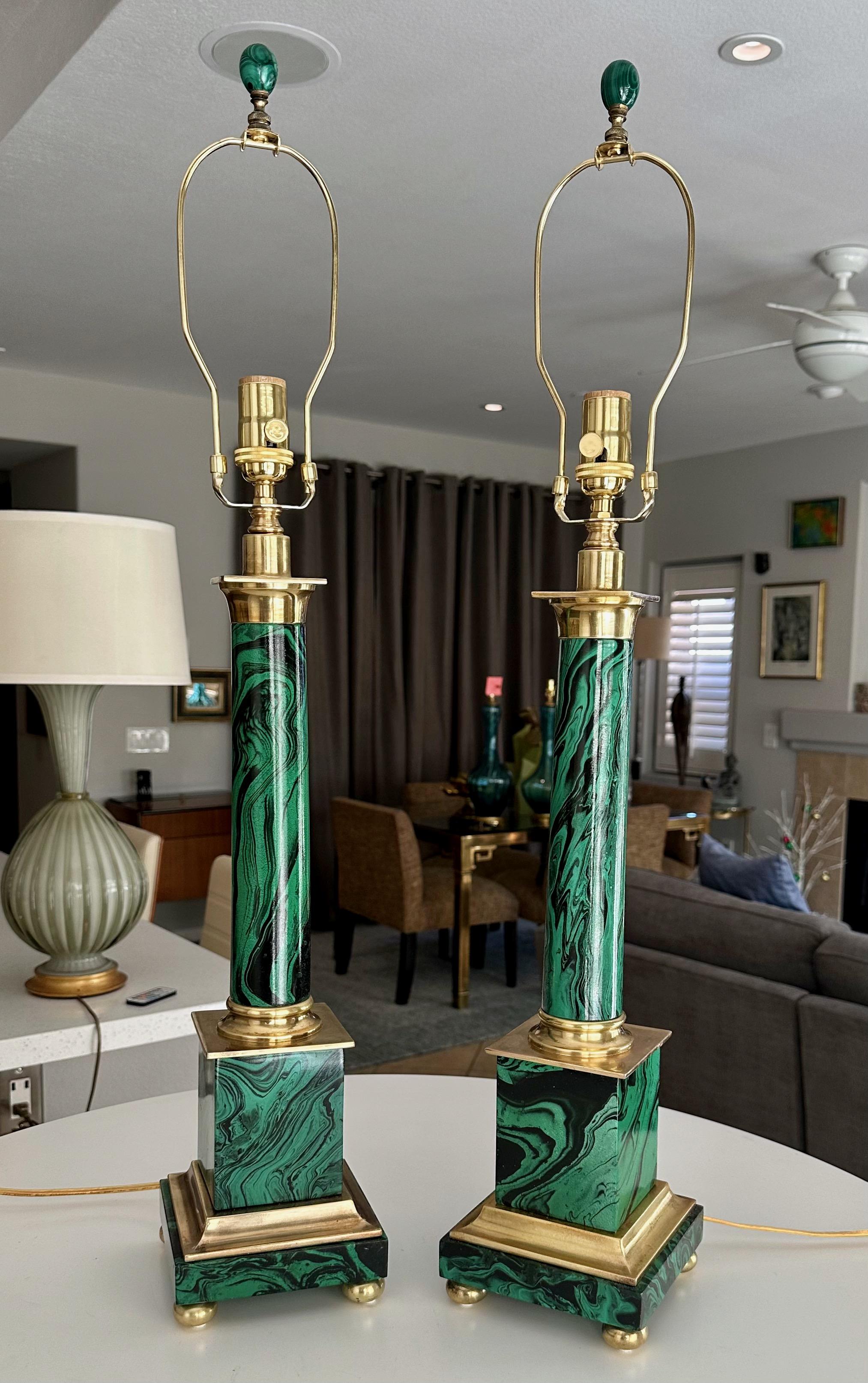 Pareja de lámparas de sobremesa de malaquita de imitación de estilo neoclásico en venta 12