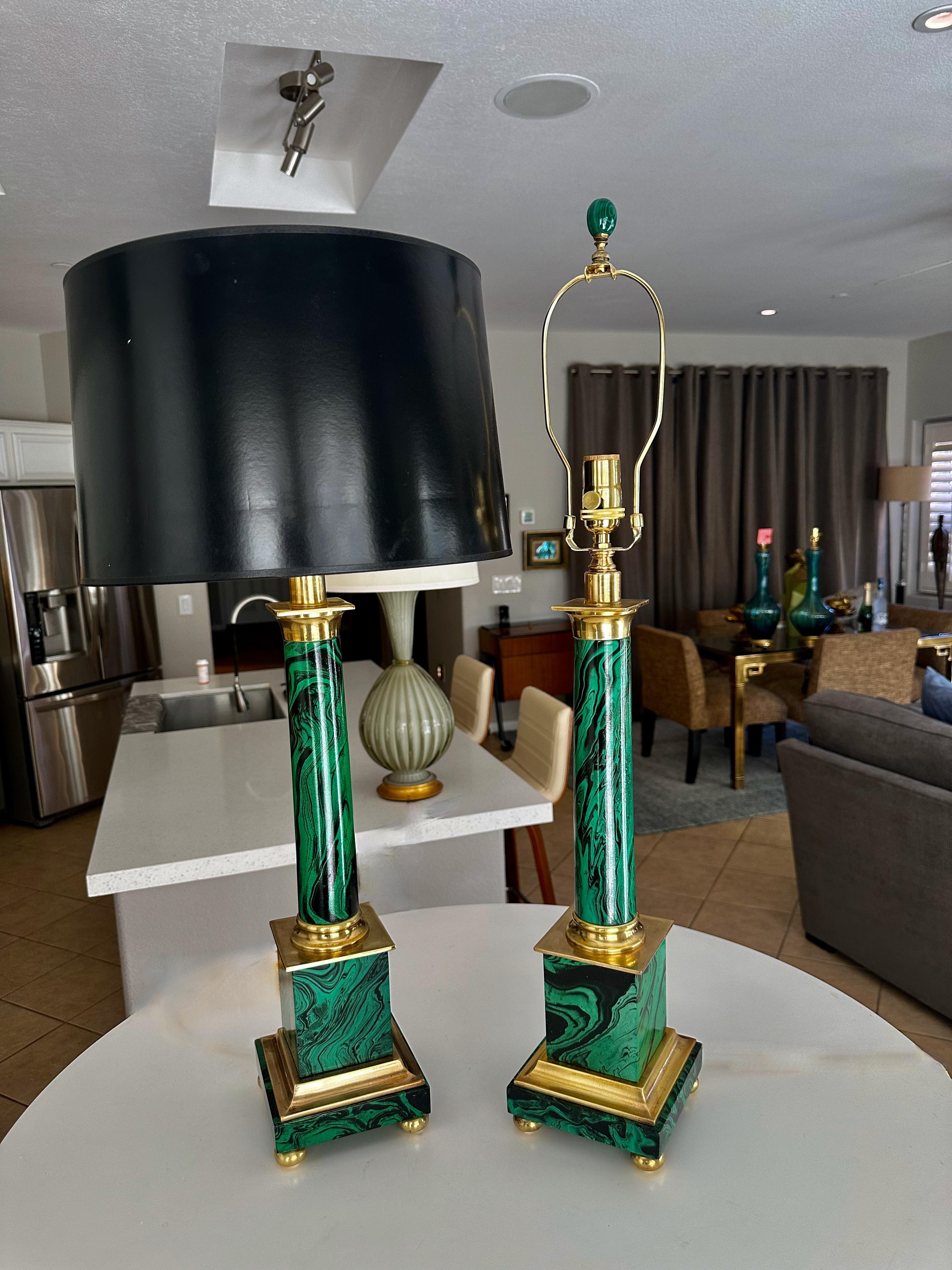 Pareja de lámparas de sobremesa de malaquita de imitación de estilo neoclásico en venta 13