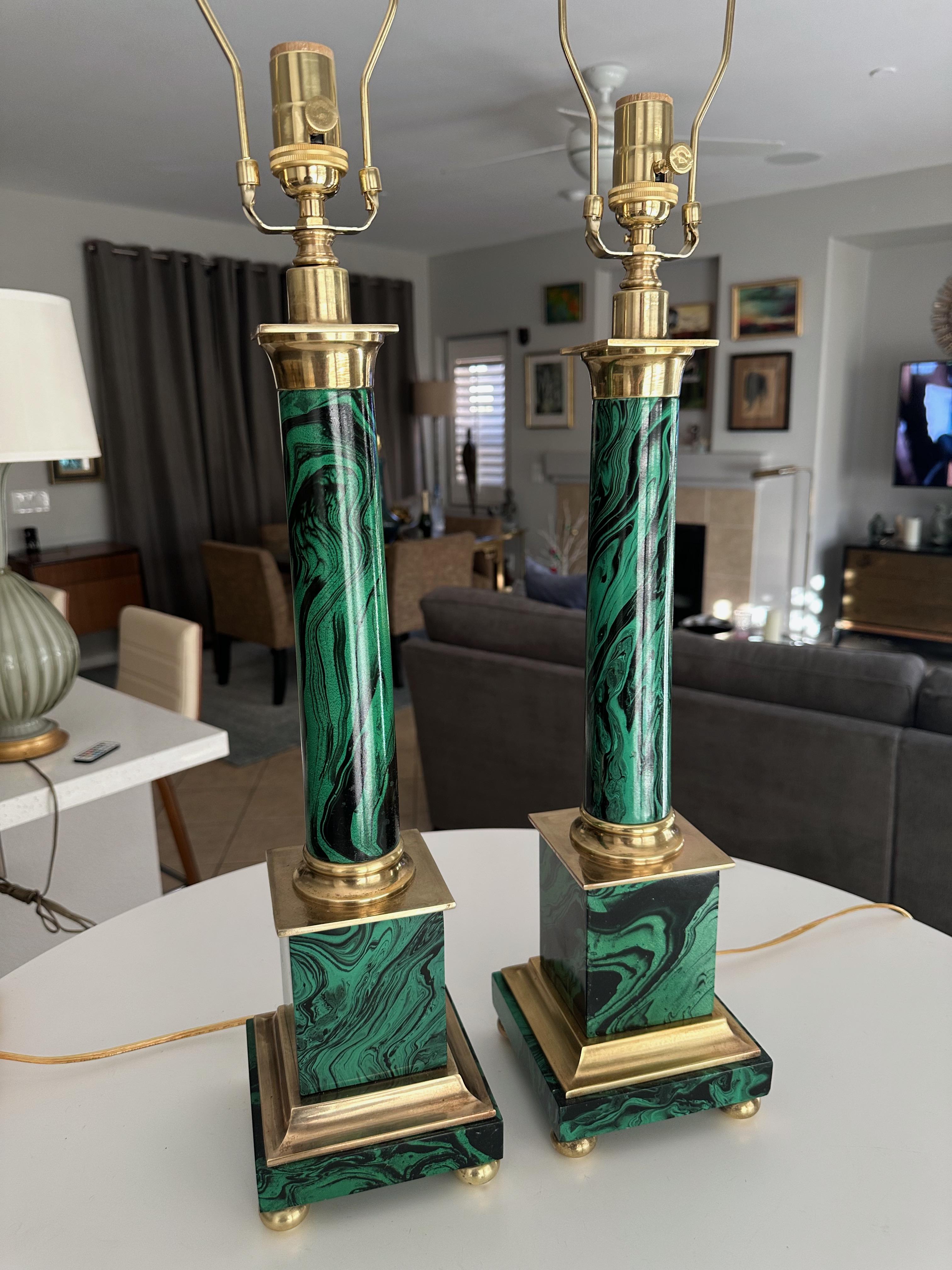 Pareja de lámparas de sobremesa de malaquita de imitación de estilo neoclásico en Bueno estado para la venta en Palm Springs, CA