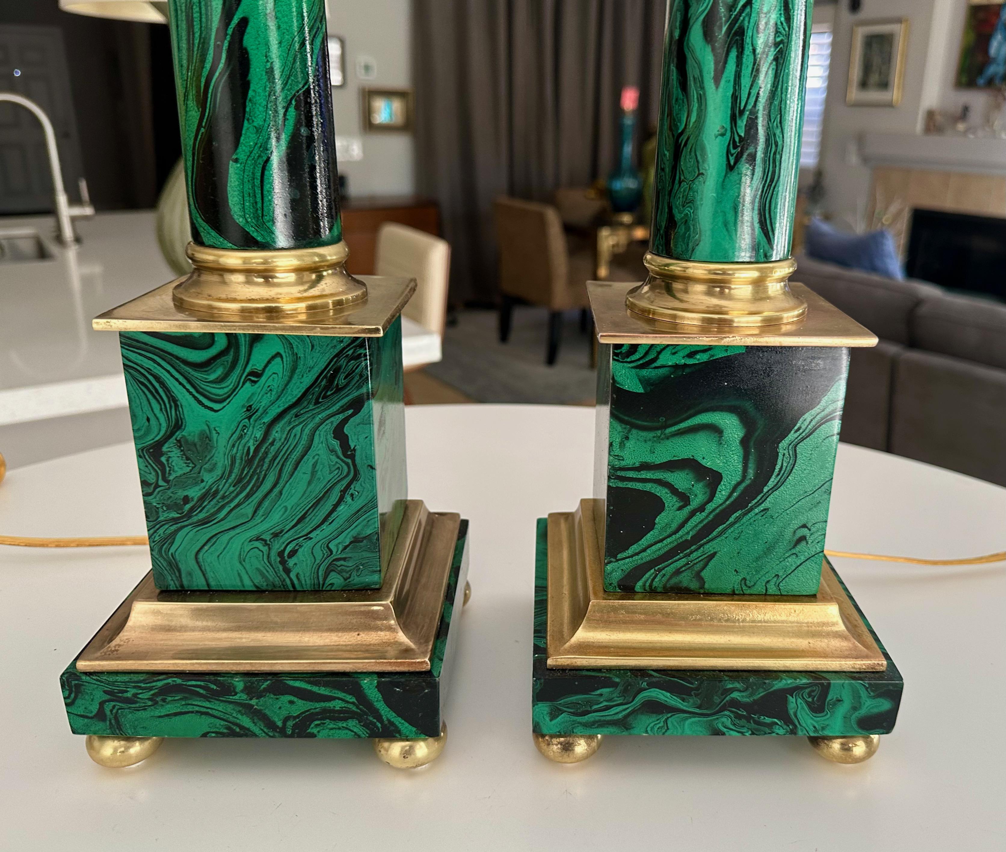 Pareja de lámparas de sobremesa de malaquita de imitación de estilo neoclásico en venta 2