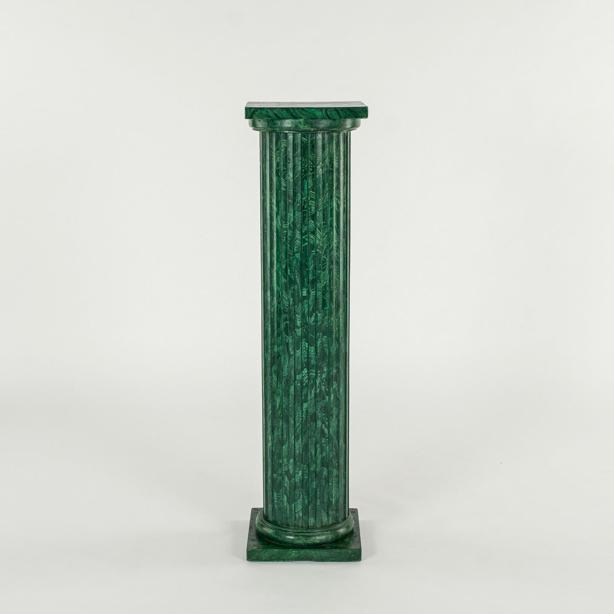 Par de pedestales de columna dórica romana de malaquita pintados de imitación Pintado a mano en venta