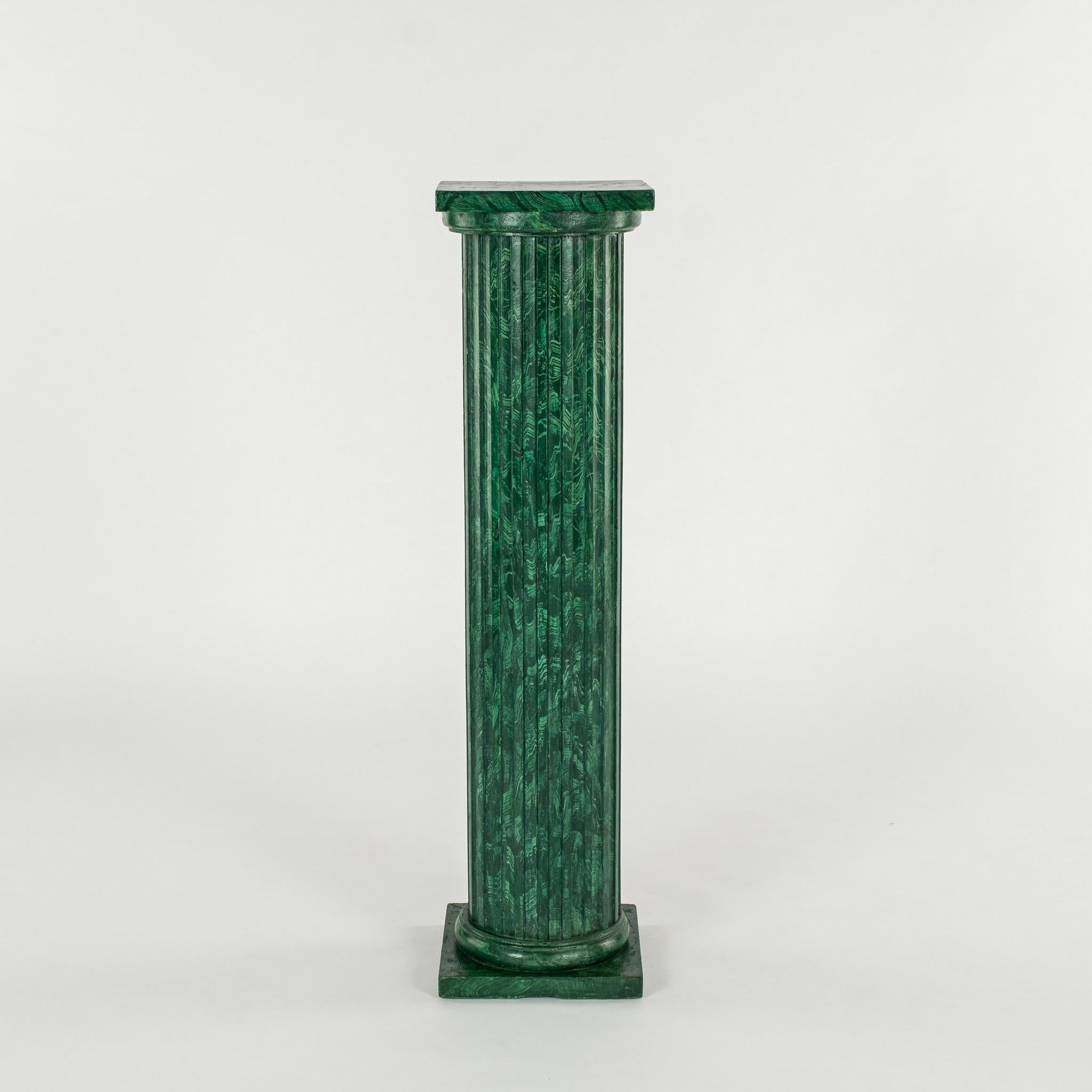 Peint à la main Paire de colonnes doriques romaines en malachite faussement peintes The Pedestal en vente