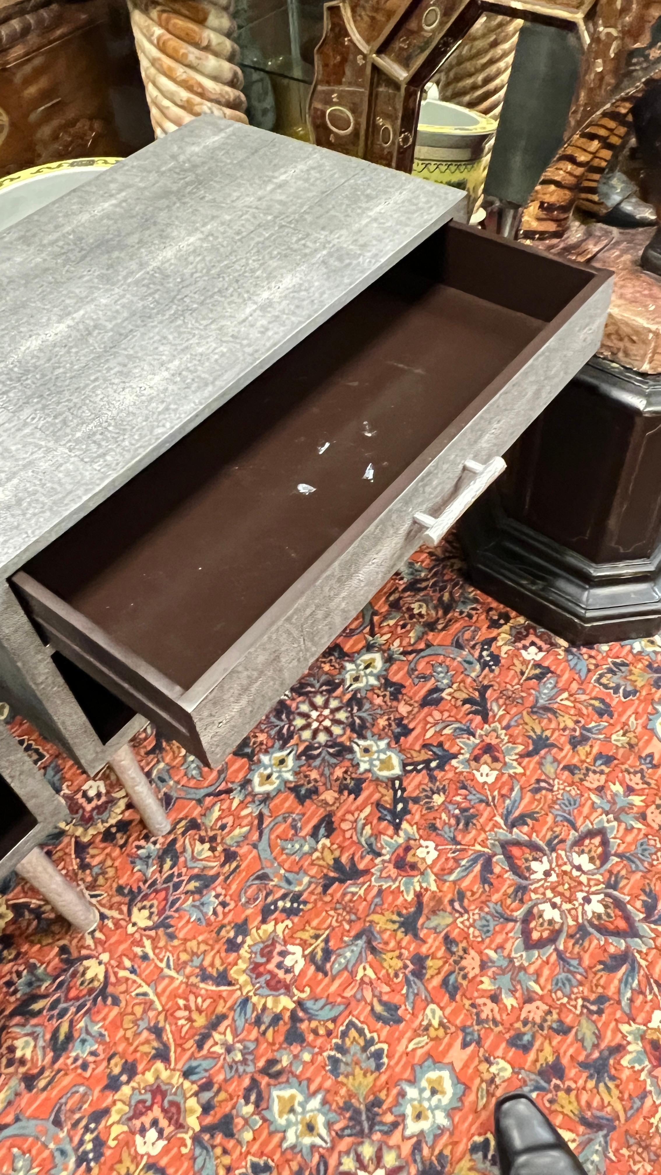 Bois Paire de tables de nuit plaquées en faux galuchat en vente