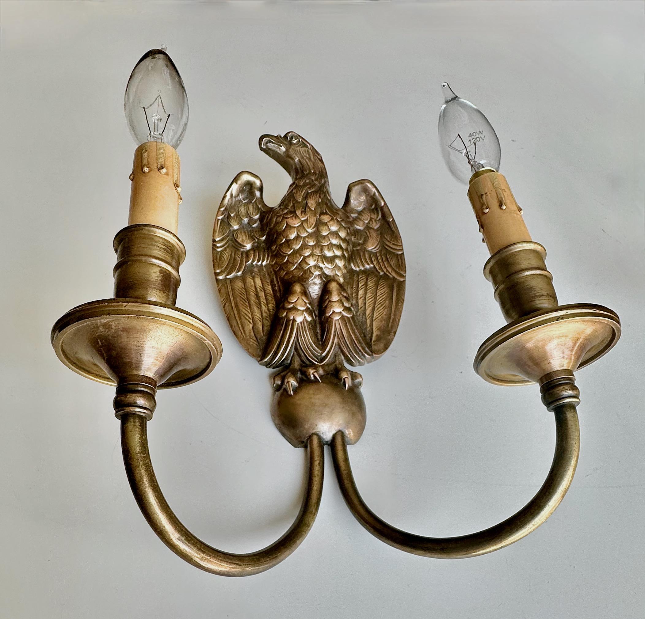 Américain Paire d'appliques à l'aigle de style Feder par Sterling Bronze Co. en vente