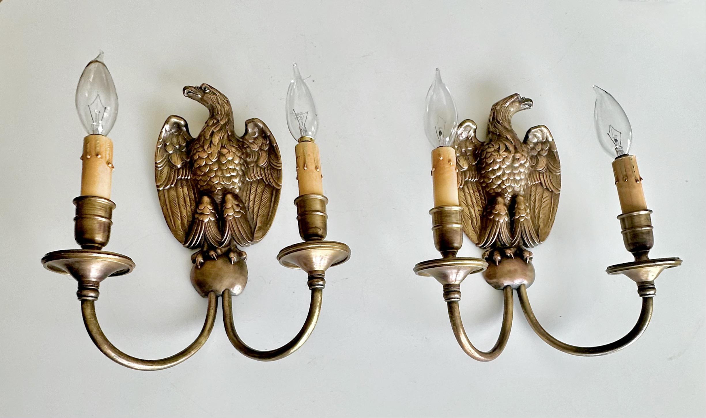Paire d'appliques à l'aigle de style Feder par Sterling Bronze Co. Bon état - En vente à Palm Springs, CA