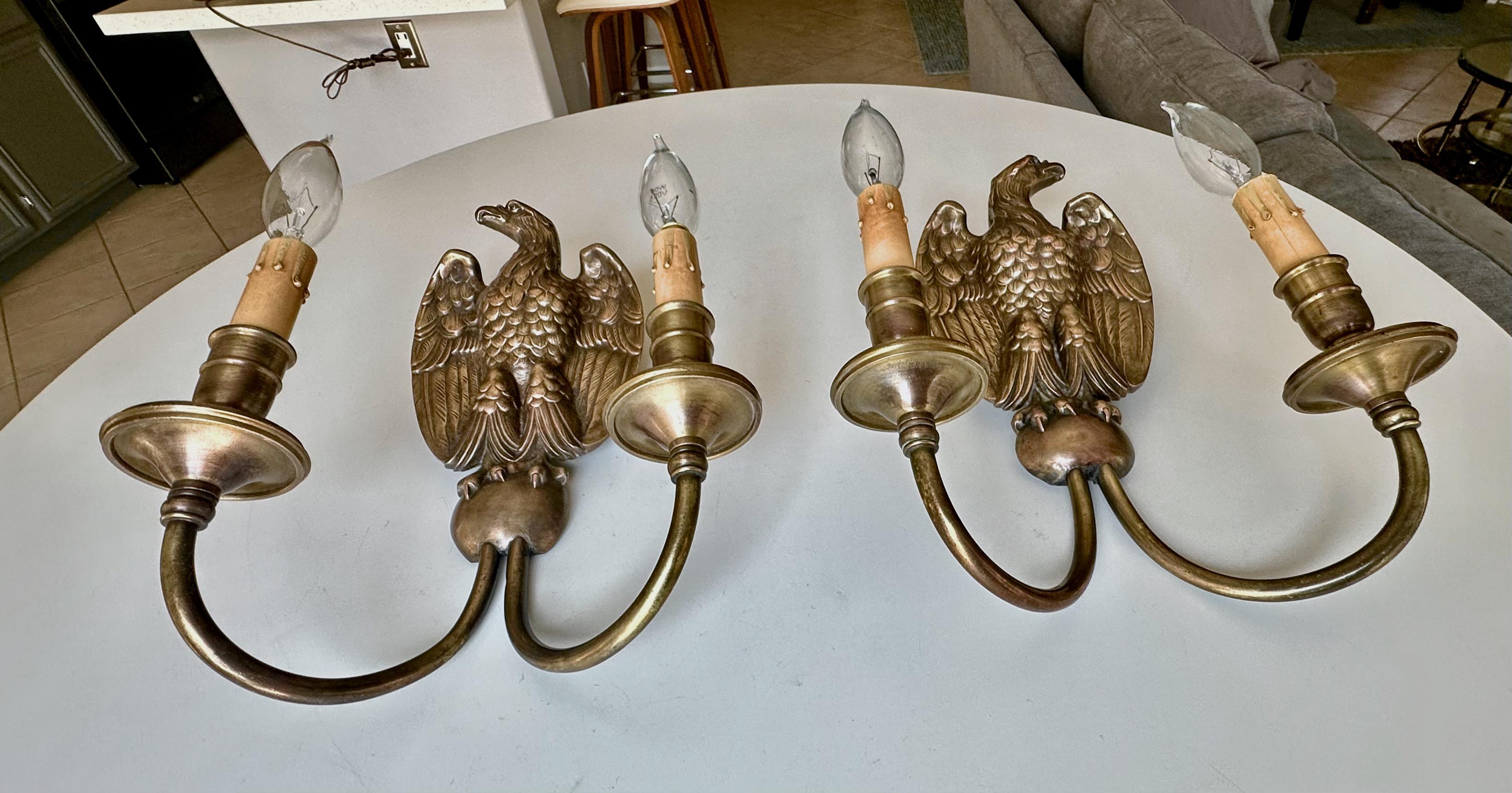 Paire d'appliques à l'aigle de style Feder par Sterling Bronze Co. en vente 1