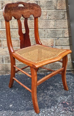 Coppia di sedie laterali in stile Feder in mogano e acero con sedile a canna