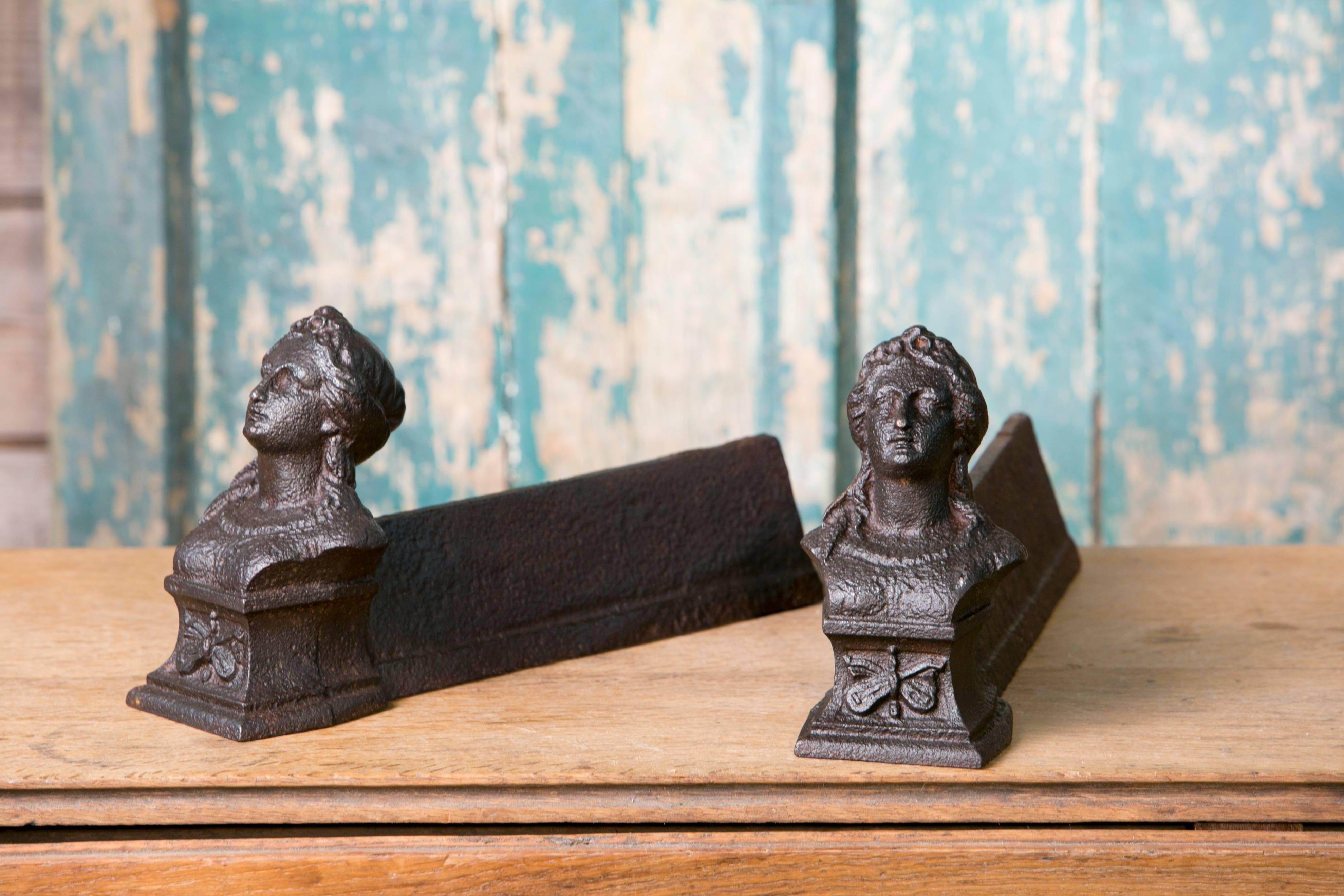 Paires assorties de chenets de cheminée figuratifs en fer de France, vers les années 1800. Le prix est pour une paire de votre choix. Les mesures indiquées correspondent à la paire de l'image 1.
La paire de l'image 2 mesure 4 pouces de largeur x 14