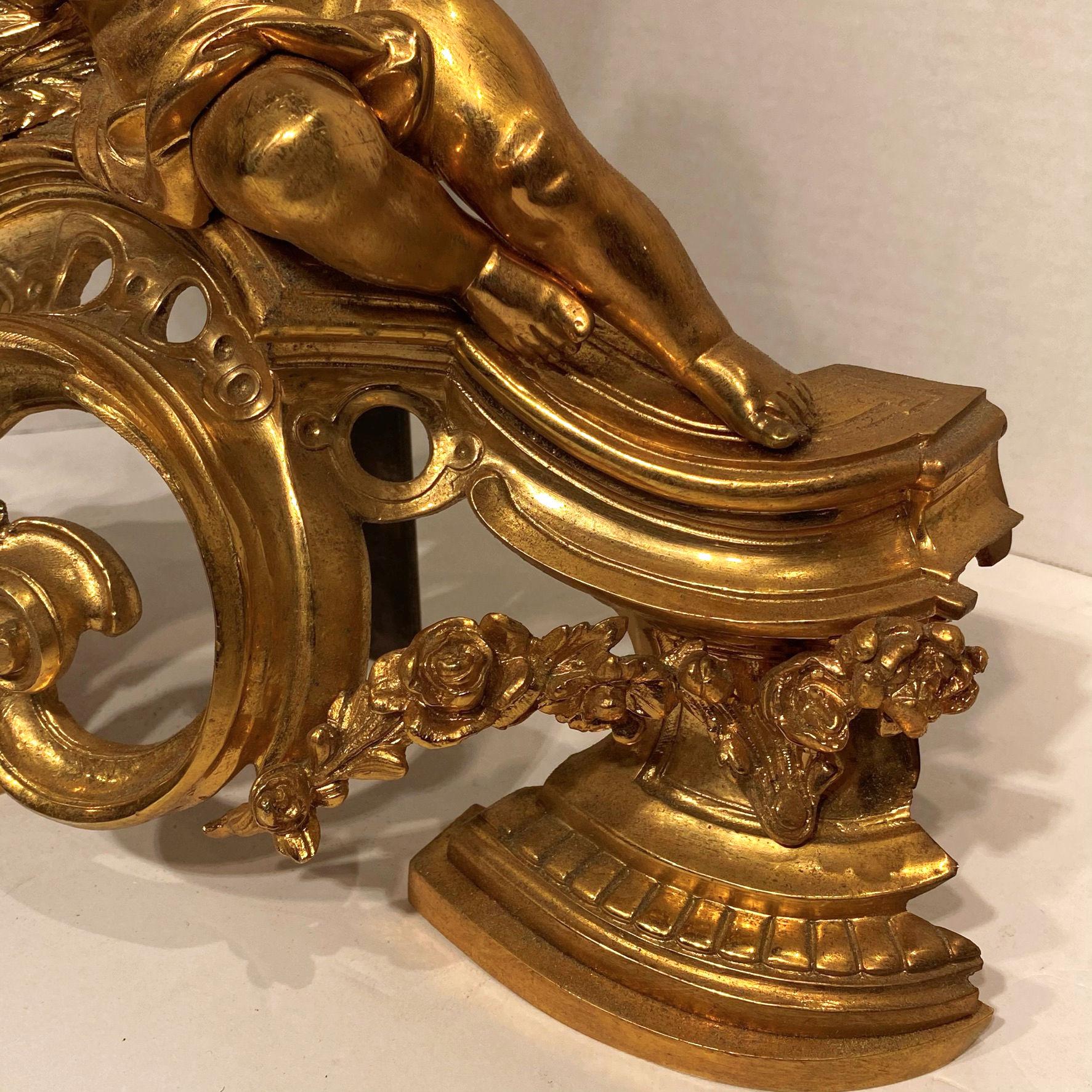 Coppia di candelabri francesi del XIX secolo con motivo a cherubino figurato in stile Luigi XV in bronzo Ormolu.