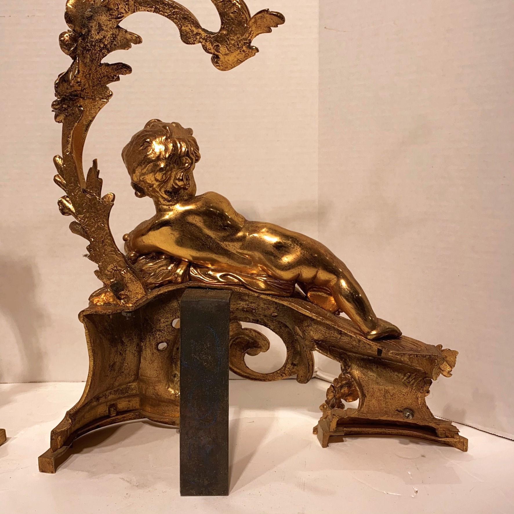 Coppia di Androni figurati in stile Luigi XV con motivo a cherubino in bronzo ormolinato in vendita 1