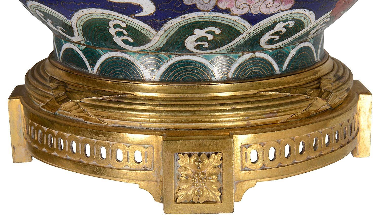 Exportation chinoise Paire de lampes cloisonnées chinoises du XIXe siècle. en vente