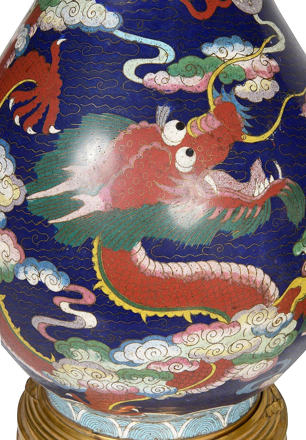 Chinois Paire de lampes cloisonnées chinoises du XIXe siècle. en vente