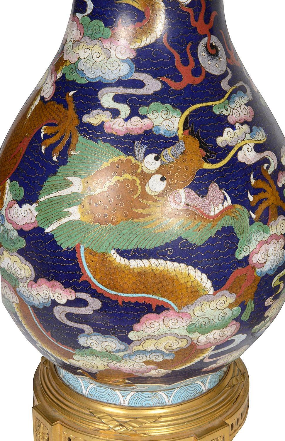 Émail Paire de lampes cloisonnées chinoises du XIXe siècle. en vente
