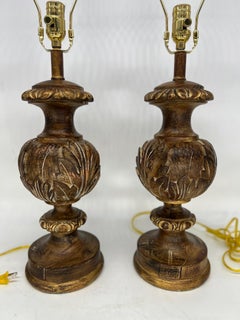 Coppia di lampade da tavolo in legno dorato in stile barocco della Fine Arts Lamp Company
