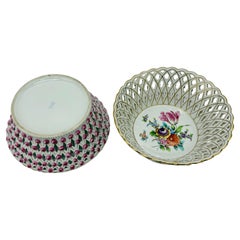 Coppia di cesti di boccioli di rosa traforati in fine porcellana di Dresden Porcelain C.C. 1910