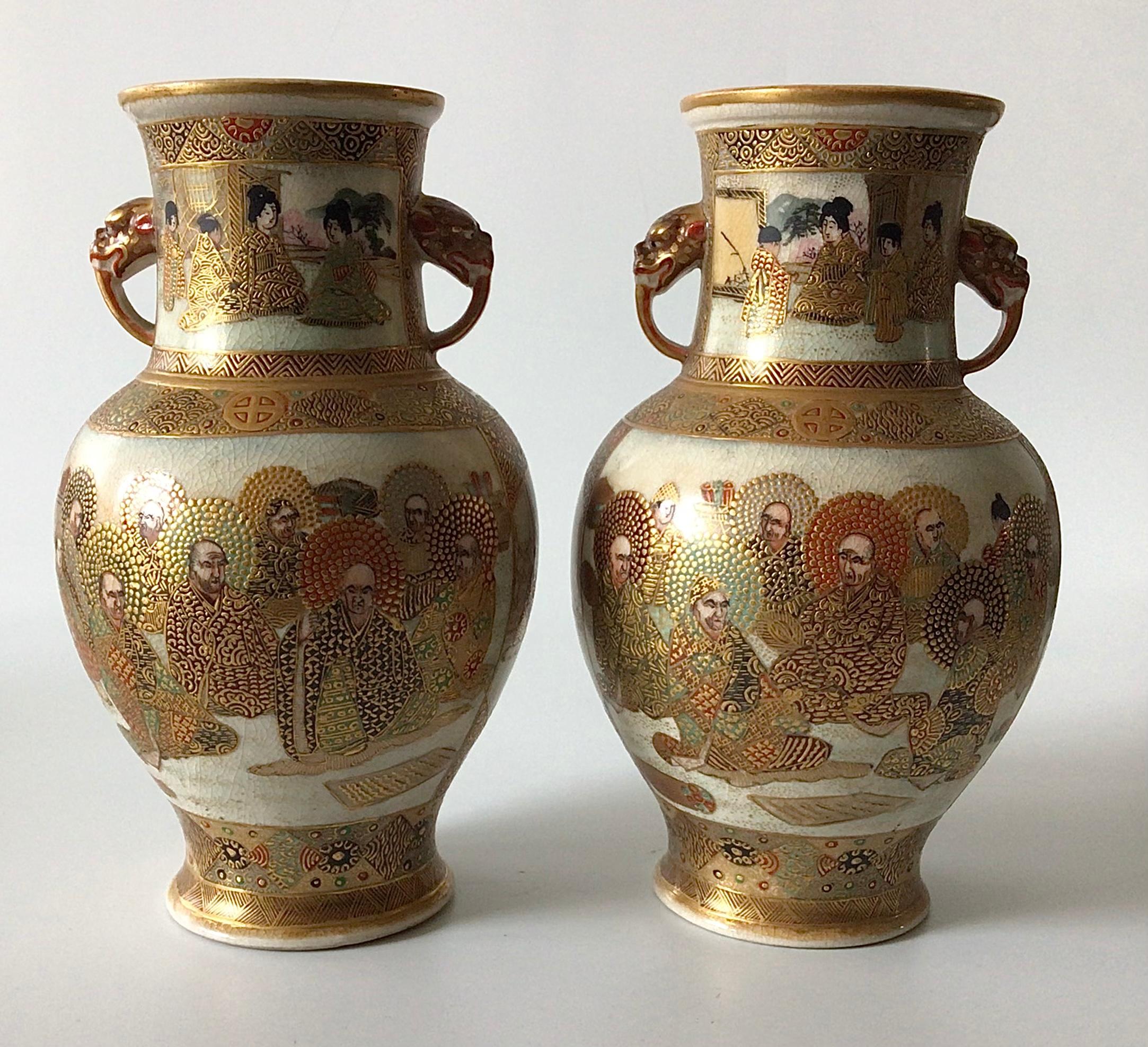 Paire de vases Satsuma antiques avec des poignées en forme d'animaux et une étonnante décoration peinte à la main. Chaque pièce est signée par l'artiste. Les vases mesurent 7,5 pouces de haut sur 4,5 pouces de large. 

Après la popularité de la