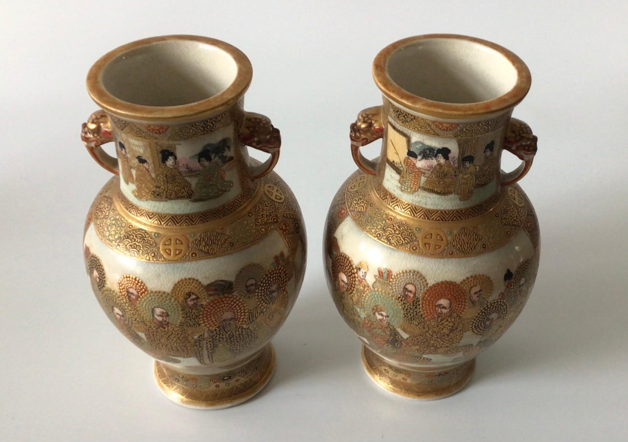 Japonais Paire de vases en porcelaine fine japonaise Satsuma signés par l'artiste de l'époque Meiji  en vente