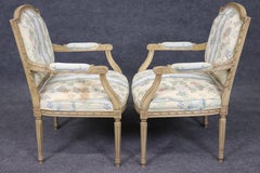 Paire de fauteuils français de style Louis XVI décorés à la peinture de qualité supérieure