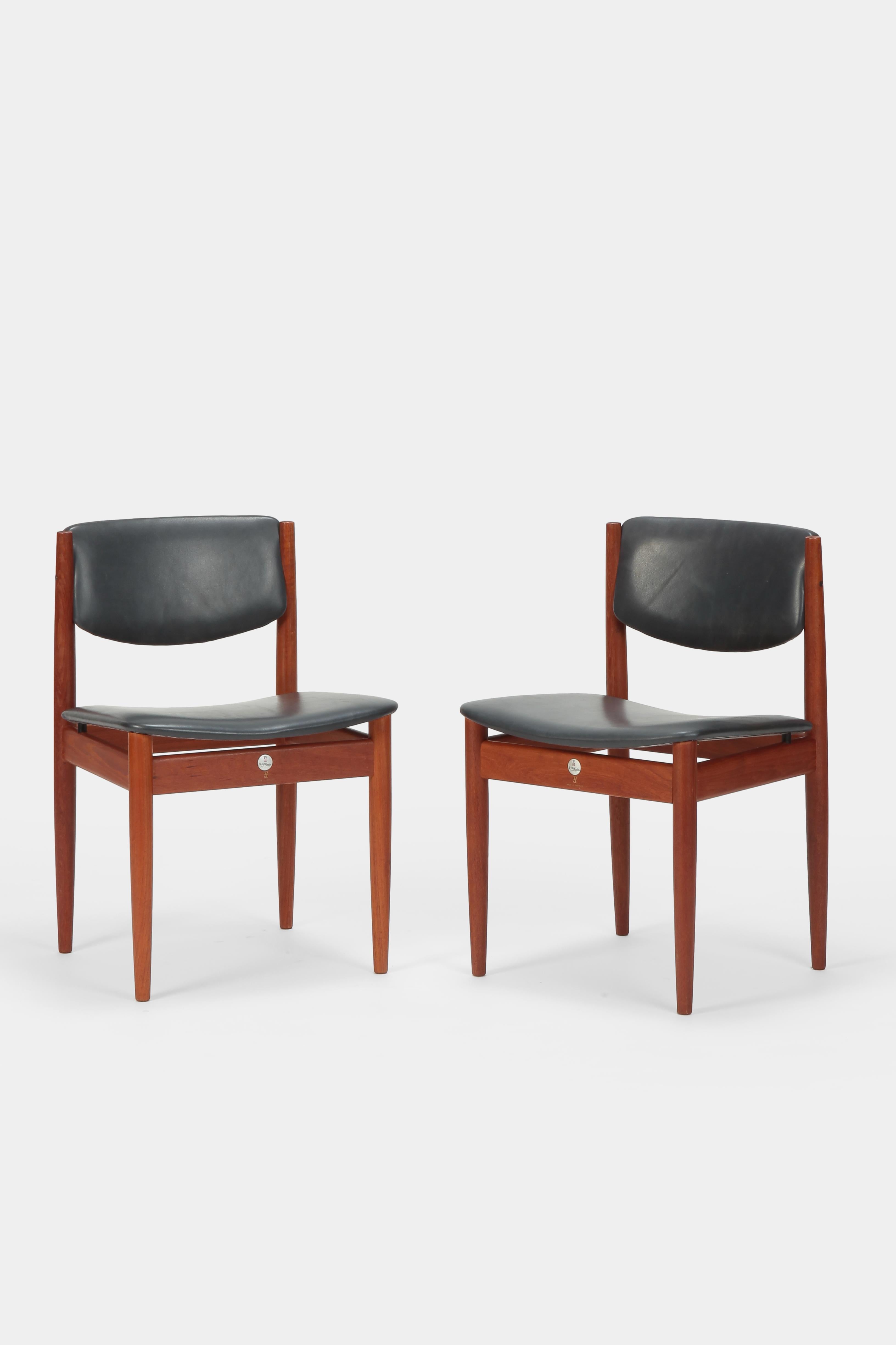 Mid-Century Modern Pair Finn Juhl Model 197 Chairs Leather Teak, 1960s For Sale