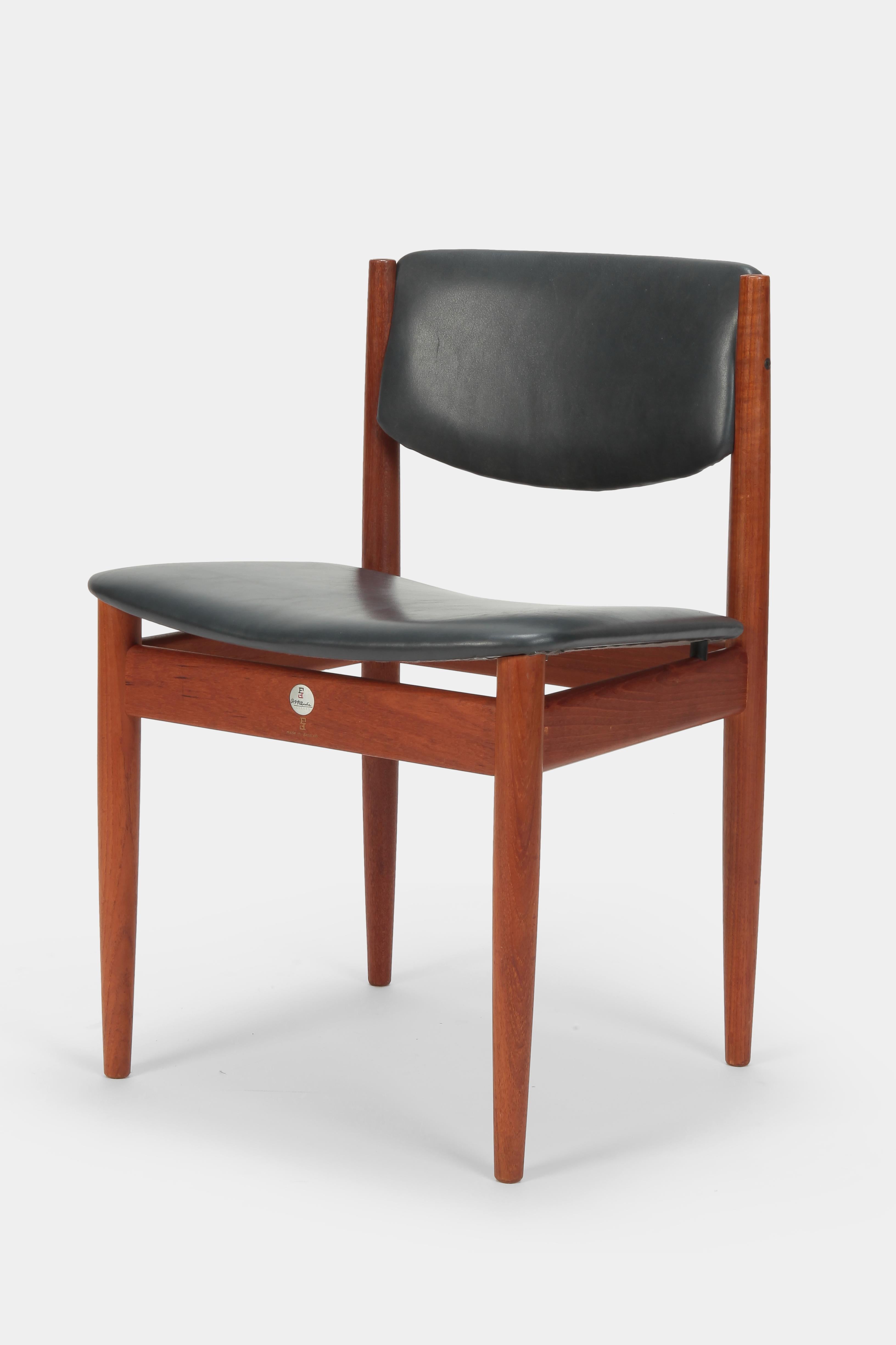 Pair Finn Juhl Model 197 Chairs Leather Teak, 1960s In Good Condition For Sale In Basel, CH