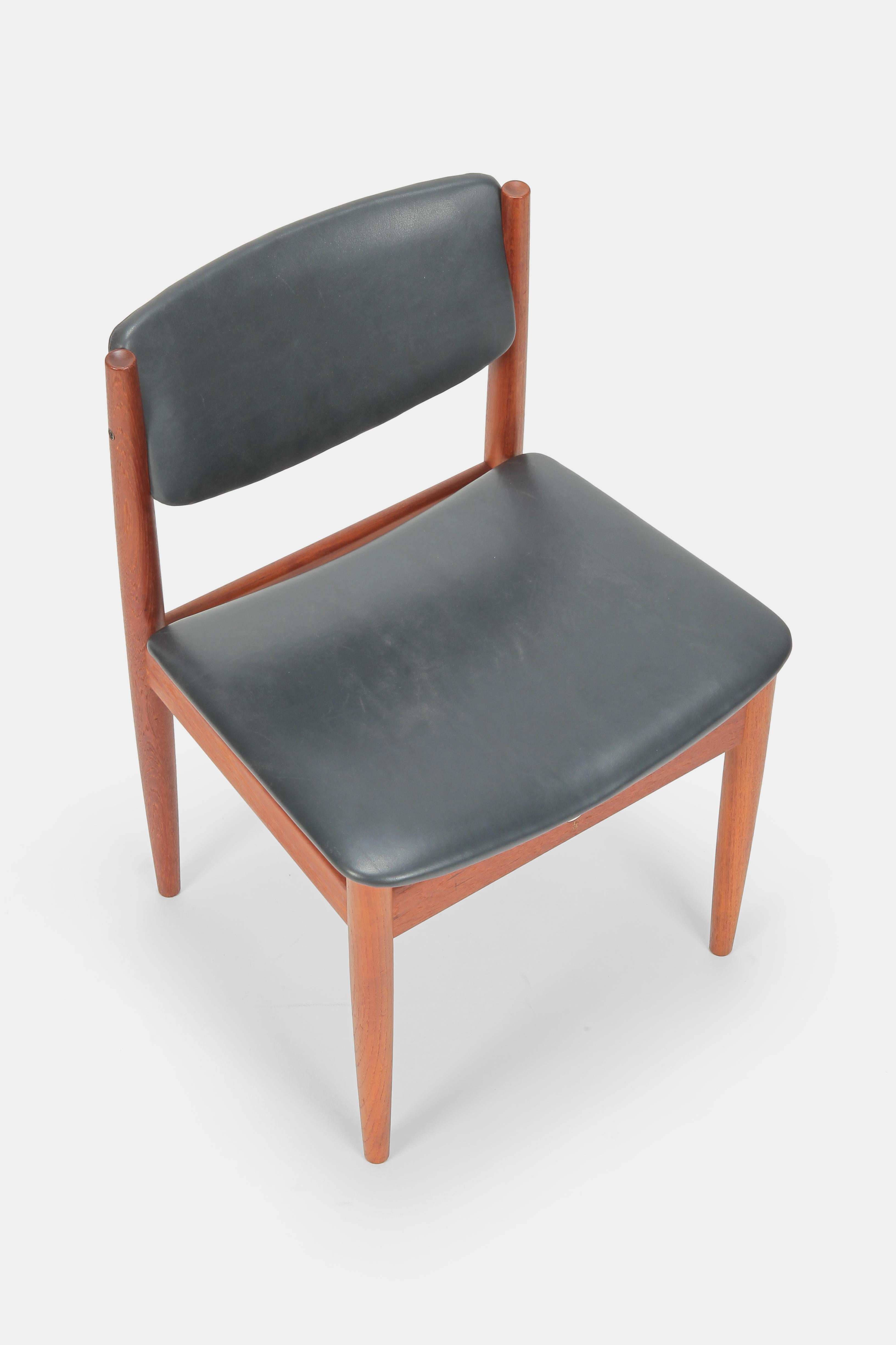 Mid-20th Century Pair Finn Juhl Model 197 Chairs Leather Teak, 1960s For Sale