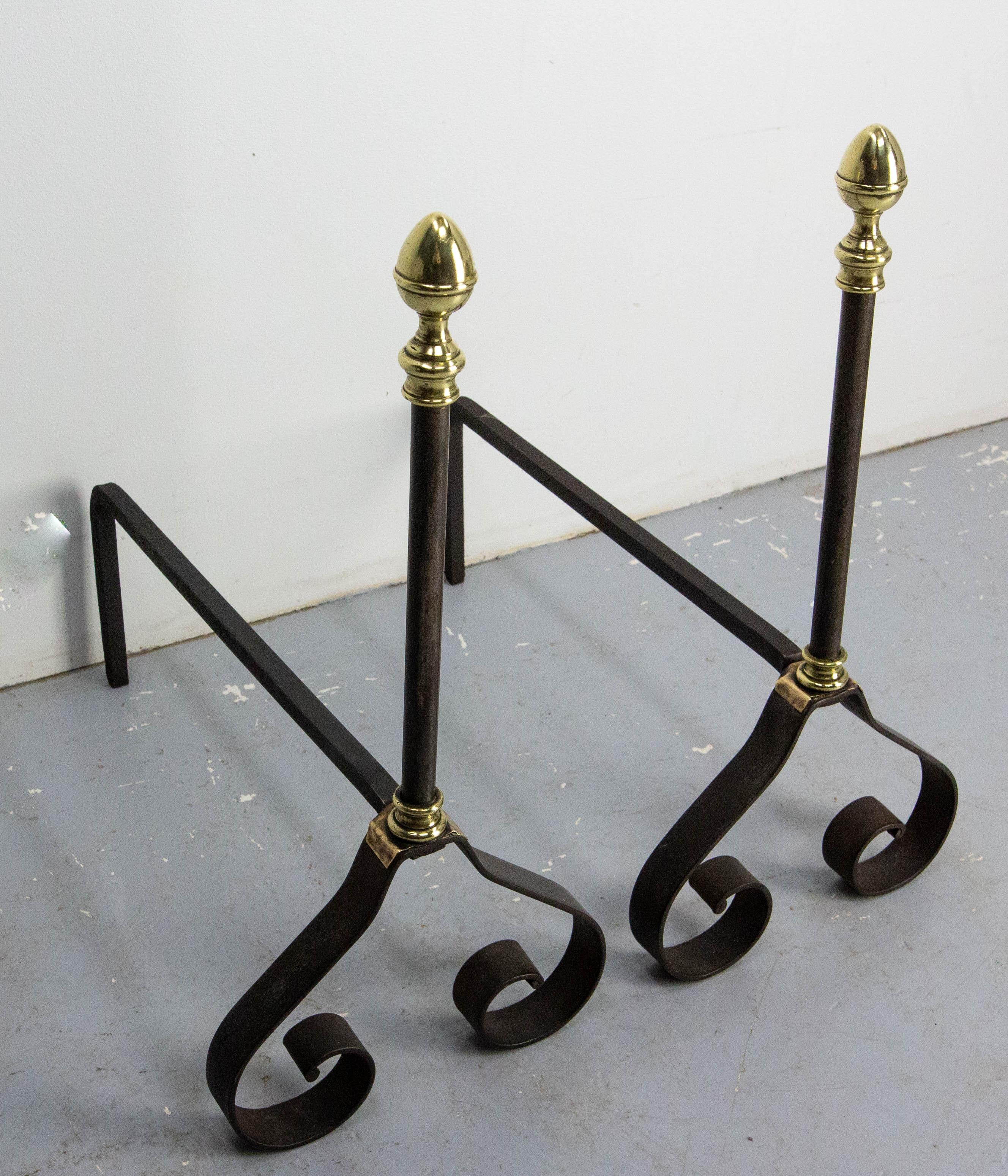 Pair of andirons of the period Mid-Century Modern
Wrought iron and brass firedogs.
Classical style
France circa 1960

Good condition

Shipping:
60 / 30 / 52 cm 10.2 kg.