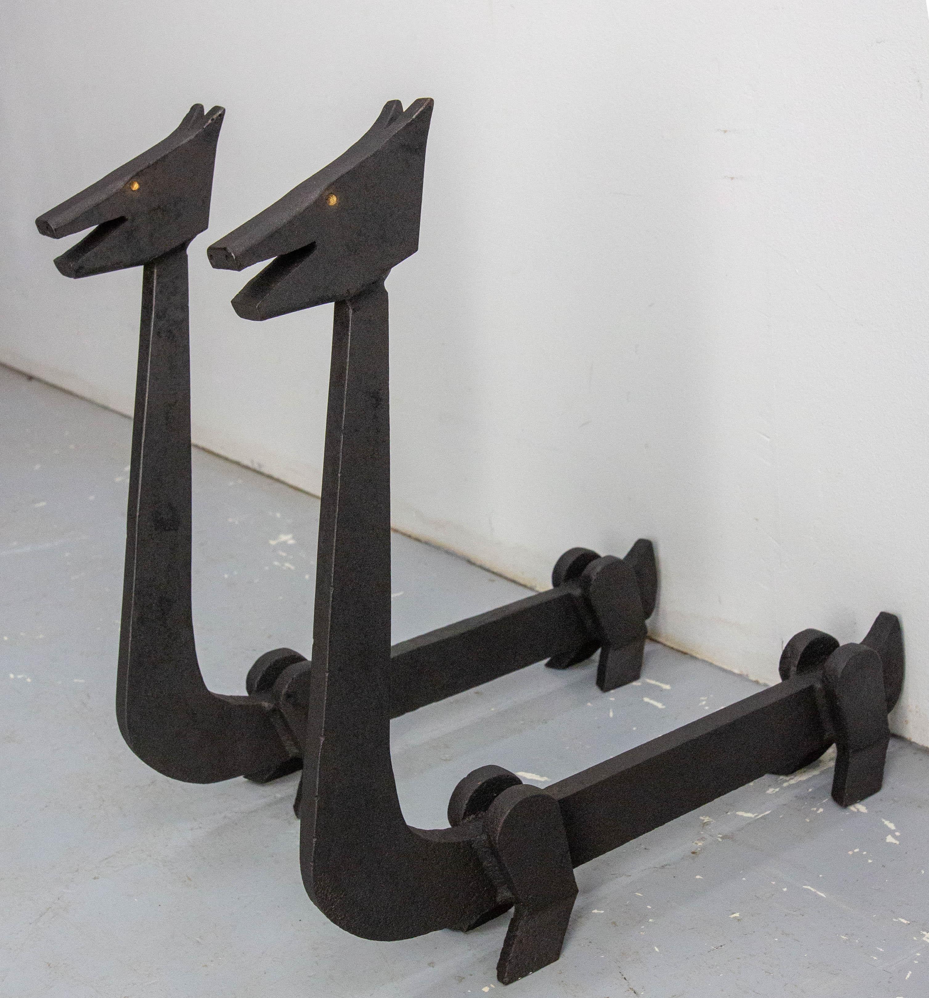 Pair of andirons of the period Mid-Century Modern
Wrought iron firedogs.
The creator of this pair of andirons gave free rein to his imagination by reproducing mythical animals, reminiscent of the dragon heads adorning Viking longboats or the