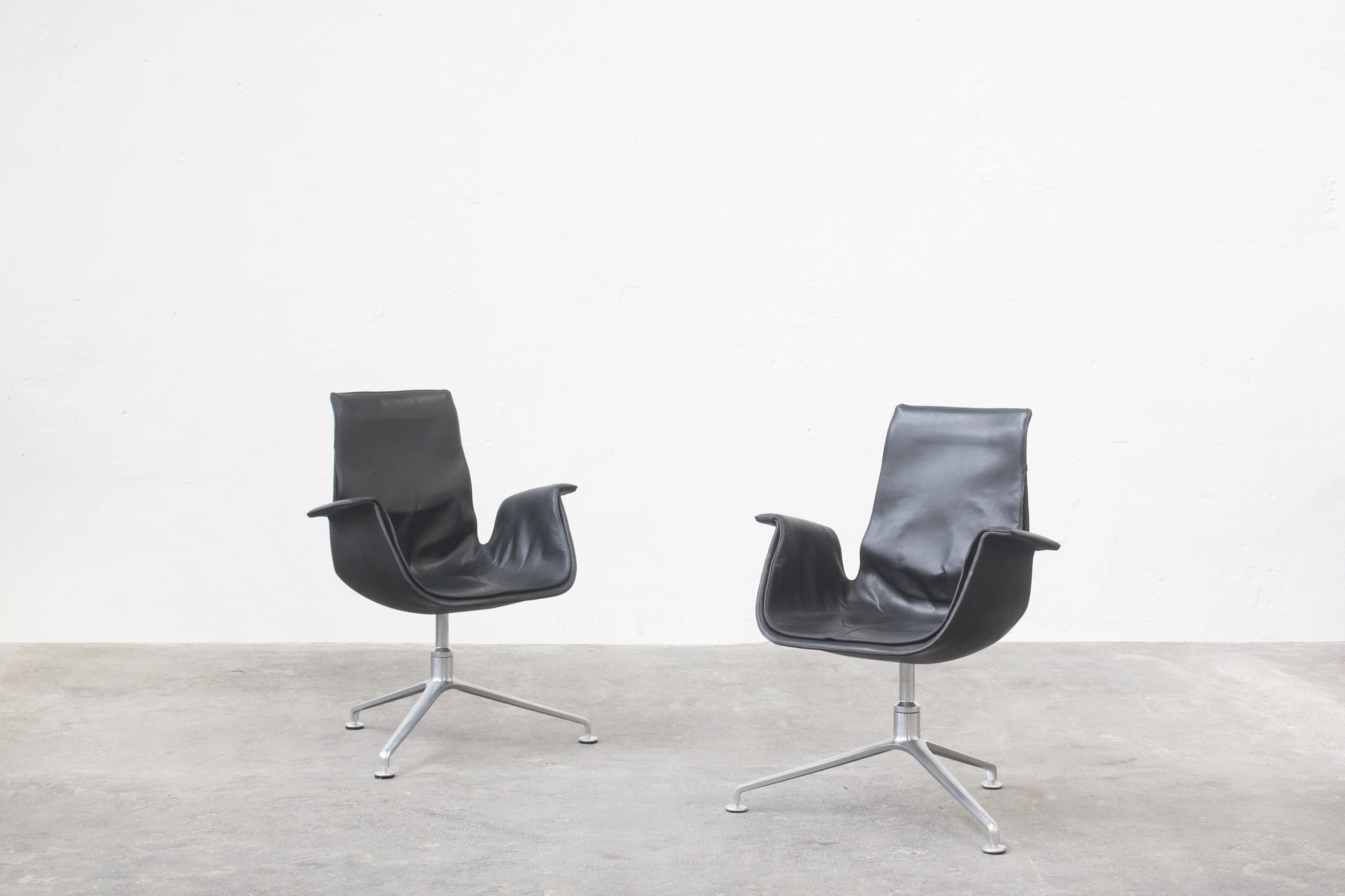 A beautiful set of tulip chairs FK6725 designed by Preben Fabricius and Jørgen Kastholm and produced by Alfred Kill International. 
All chairs come with black patinated leather and both are in very good condition.
  