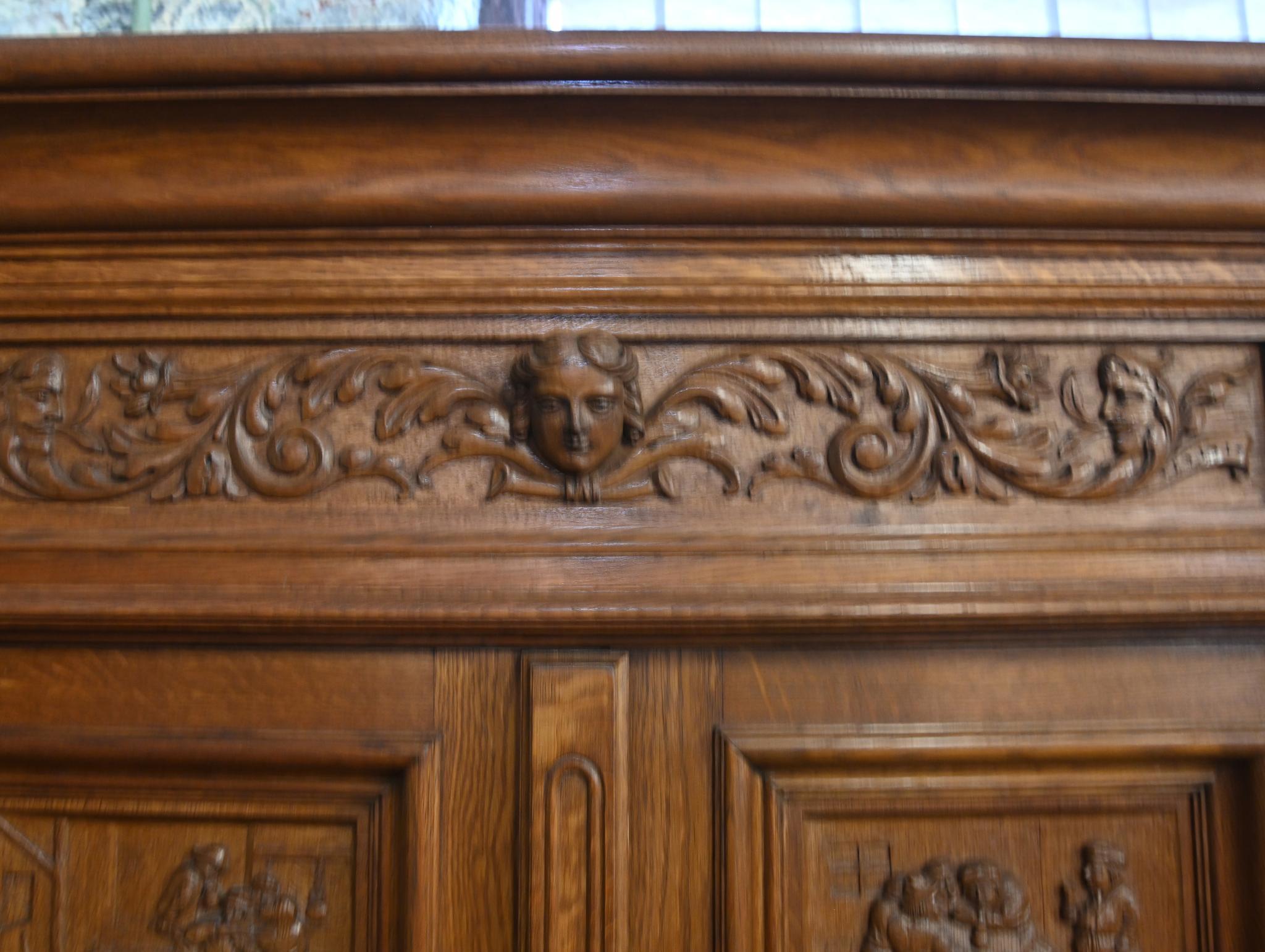 Paire d'armoires flamandes en chêne à deux portes finement sculptées
Présente des figures sculptées, des masques et des placques.
La qualité et les détails de la sculpture sont stupéfiants, comme l'illustrent les photos.
Terminaison sur pattes de