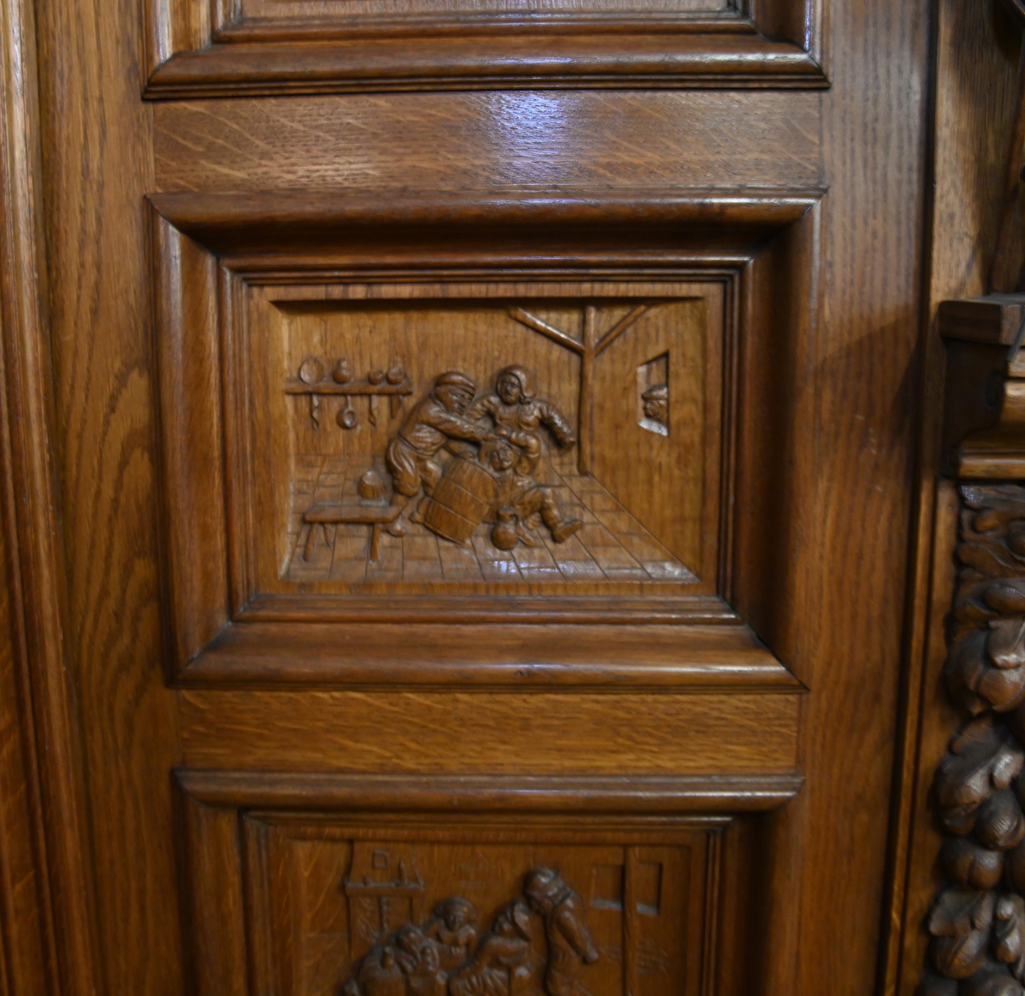 Paire d'armoires sculptées Flemish Armoires penderies Oak 1840 Bon état - En vente à Potters Bar, GB