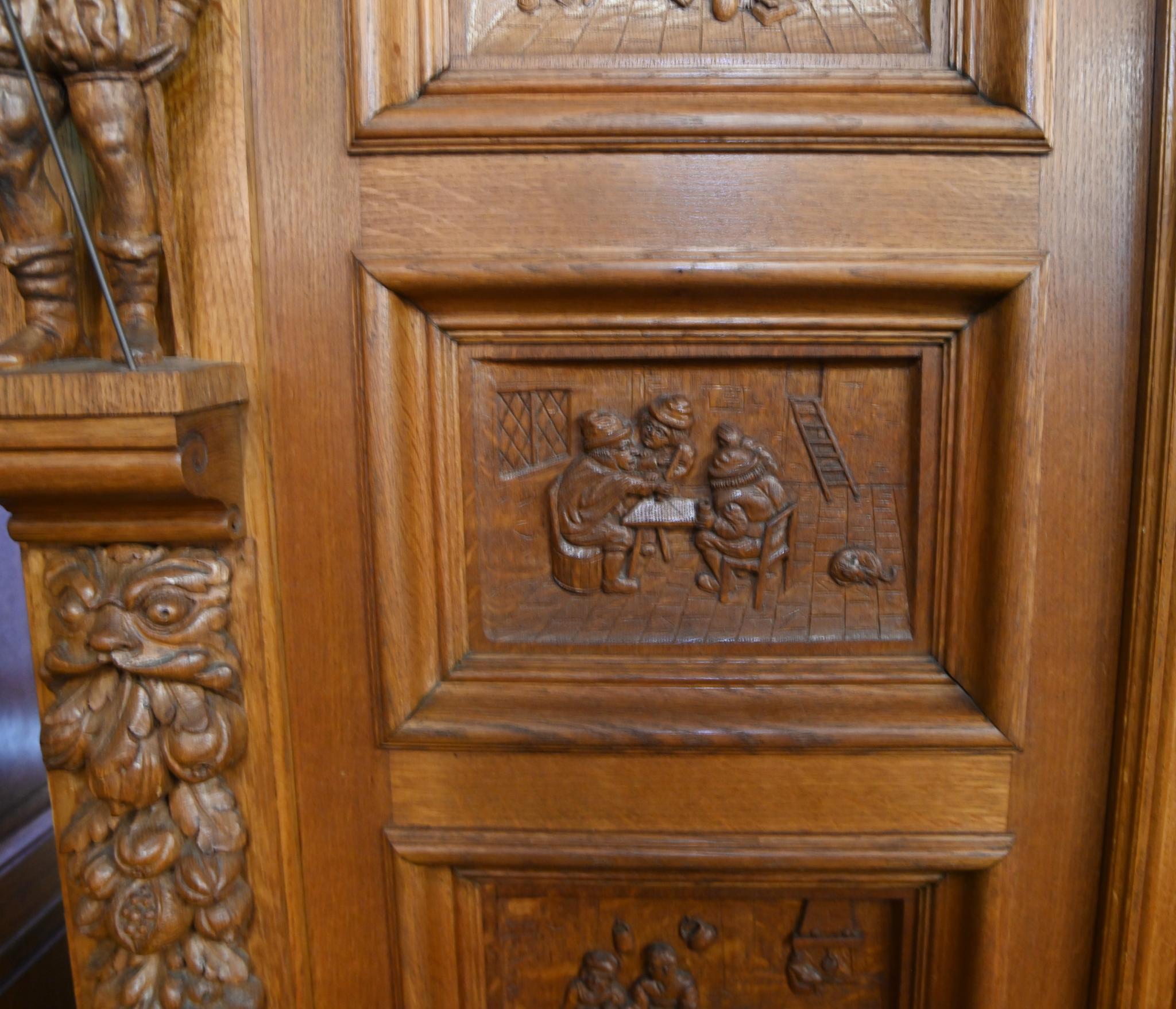 Milieu du XIXe siècle Paire d'armoires sculptées Flemish Armoires penderies Oak 1840 en vente