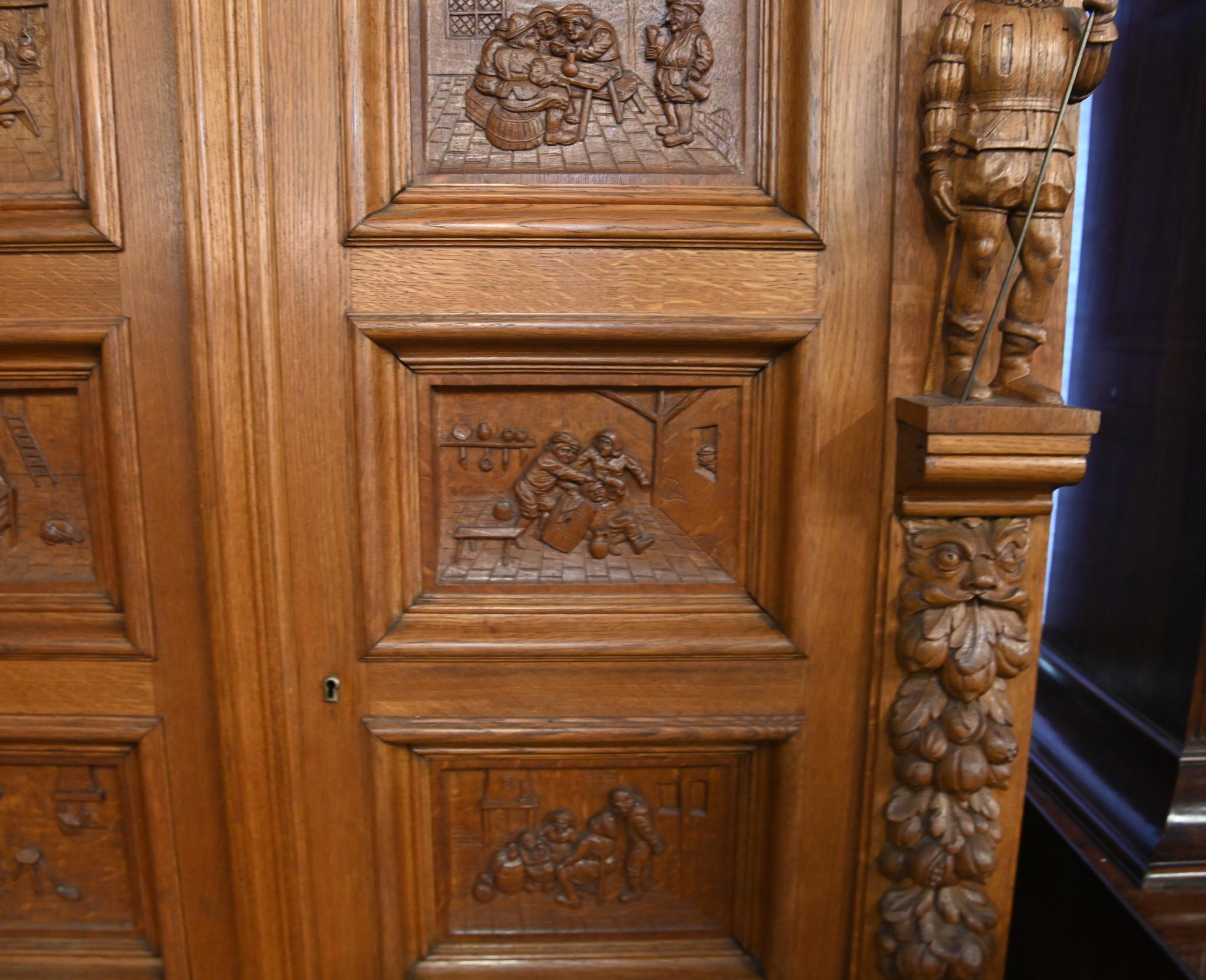 Paire d'armoires sculptées Flemish Armoires penderies Oak 1840 en vente 1