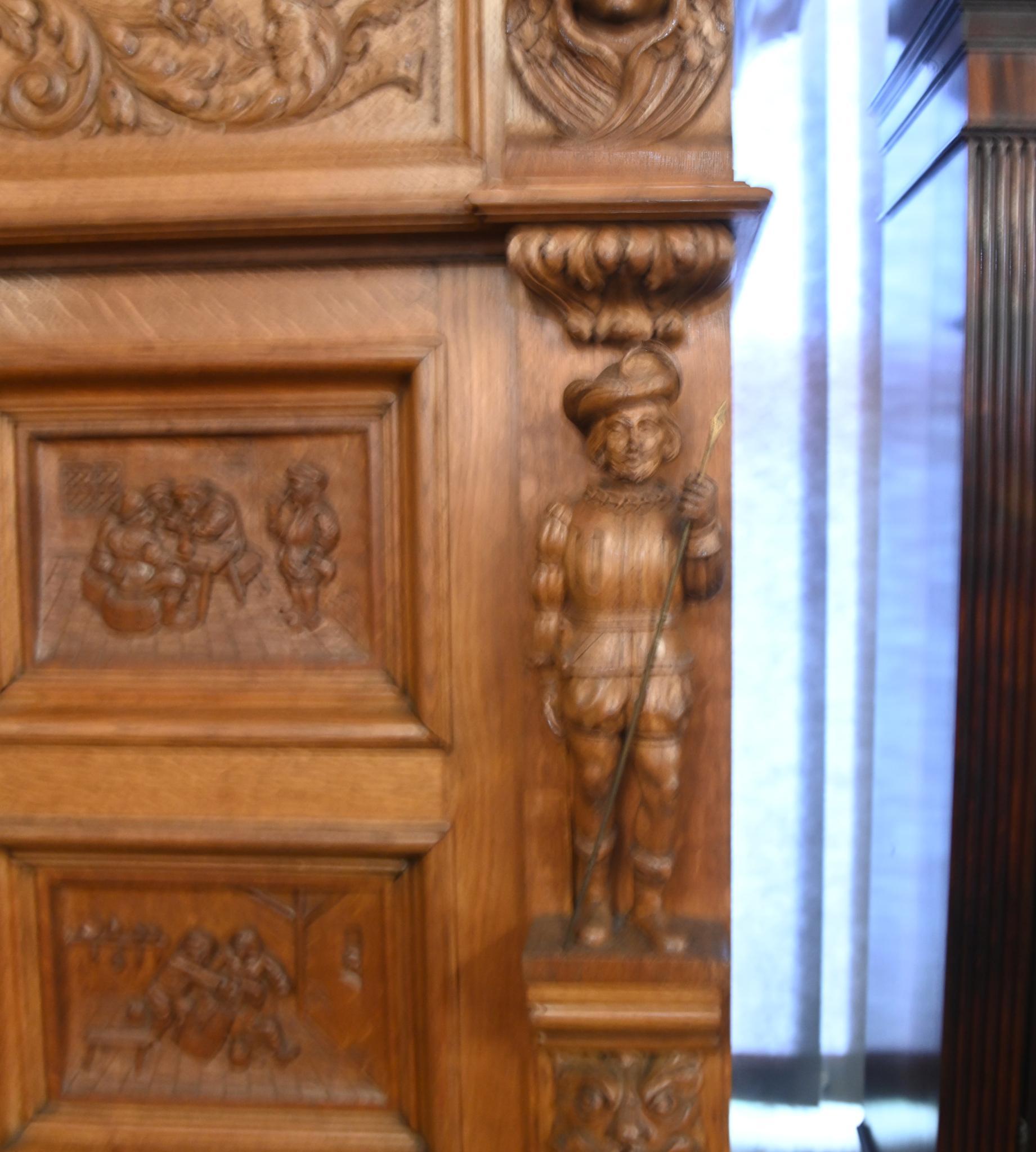 Paire d'armoires sculptées Flemish Armoires penderies Oak 1840 en vente 3
