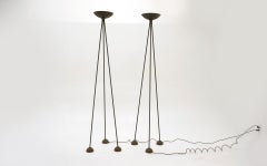 Coppia di lampade da terra di Koch & Lowy, steli neri a treppiede con lampade alogene