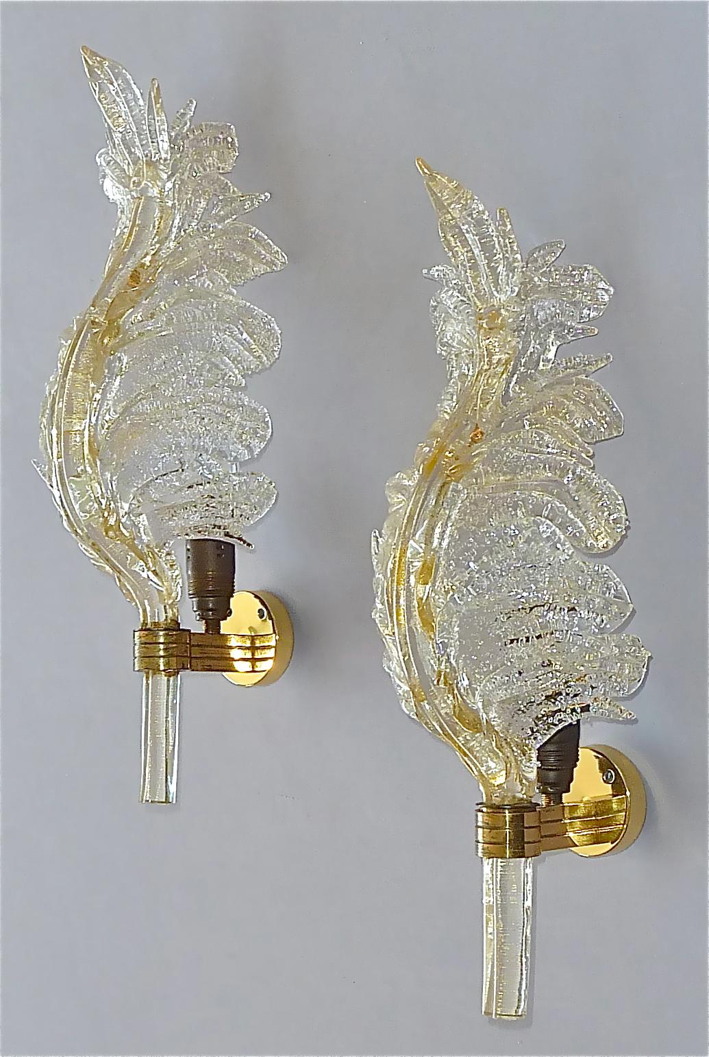 Hand-Crafted Pair of Floral Barovier & Toso Leaf Sconces Murano Art Glass Clear Golden, 1970s