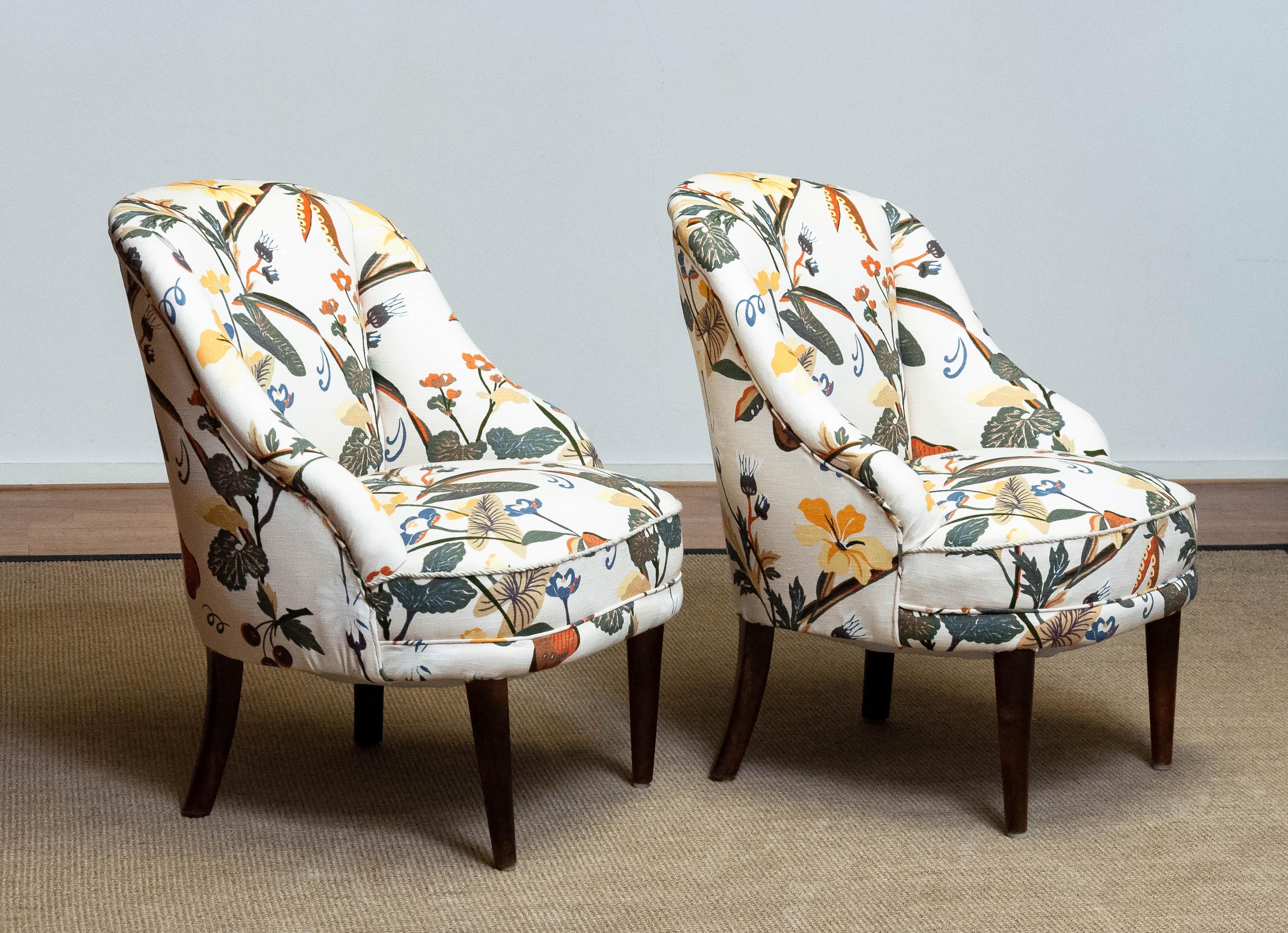 Pair Floral Printed Linen, J Frank Style, New Upholstered Danish Slipper Chairs In Good Condition For Sale In Silvolde, Gelderland
