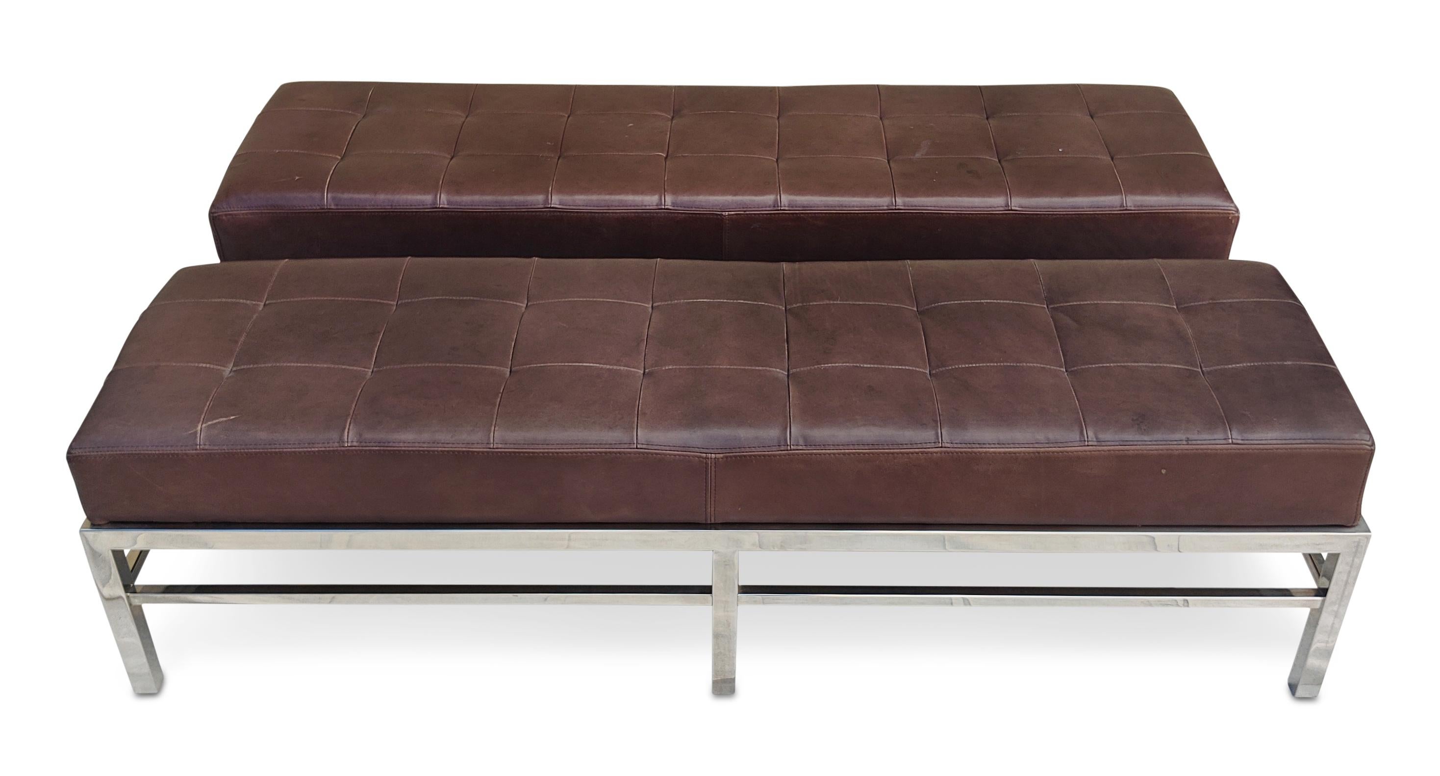 Nel classico e semplice stile internazionale che la famosa Florence Knoll ha reso popolare in tutto il mondo, una coppia di eleganti panche moderne. Realizzato in acciaio cromato lucido, è ricoperto da pelle marrone cucita. Le meravigliose panchine