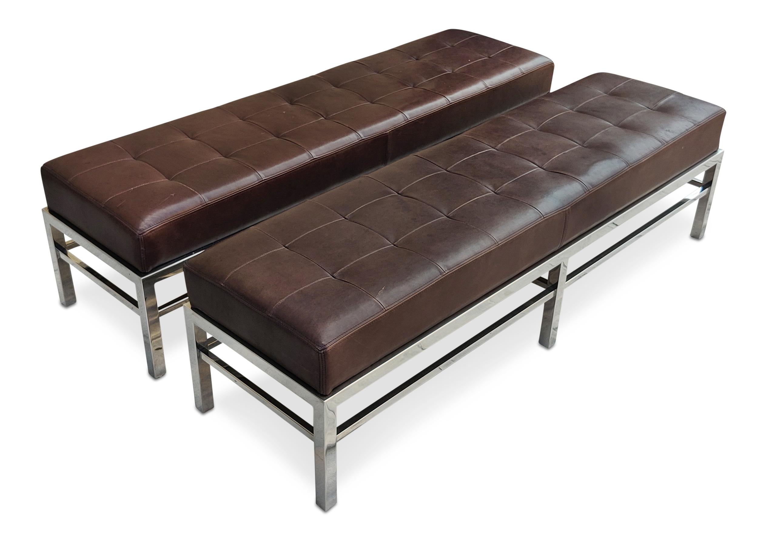 Mid-Century moderno Coppia di panche in pelle marrone in stile Florence Knoll o MCM su basi in acciaio cromato in vendita
