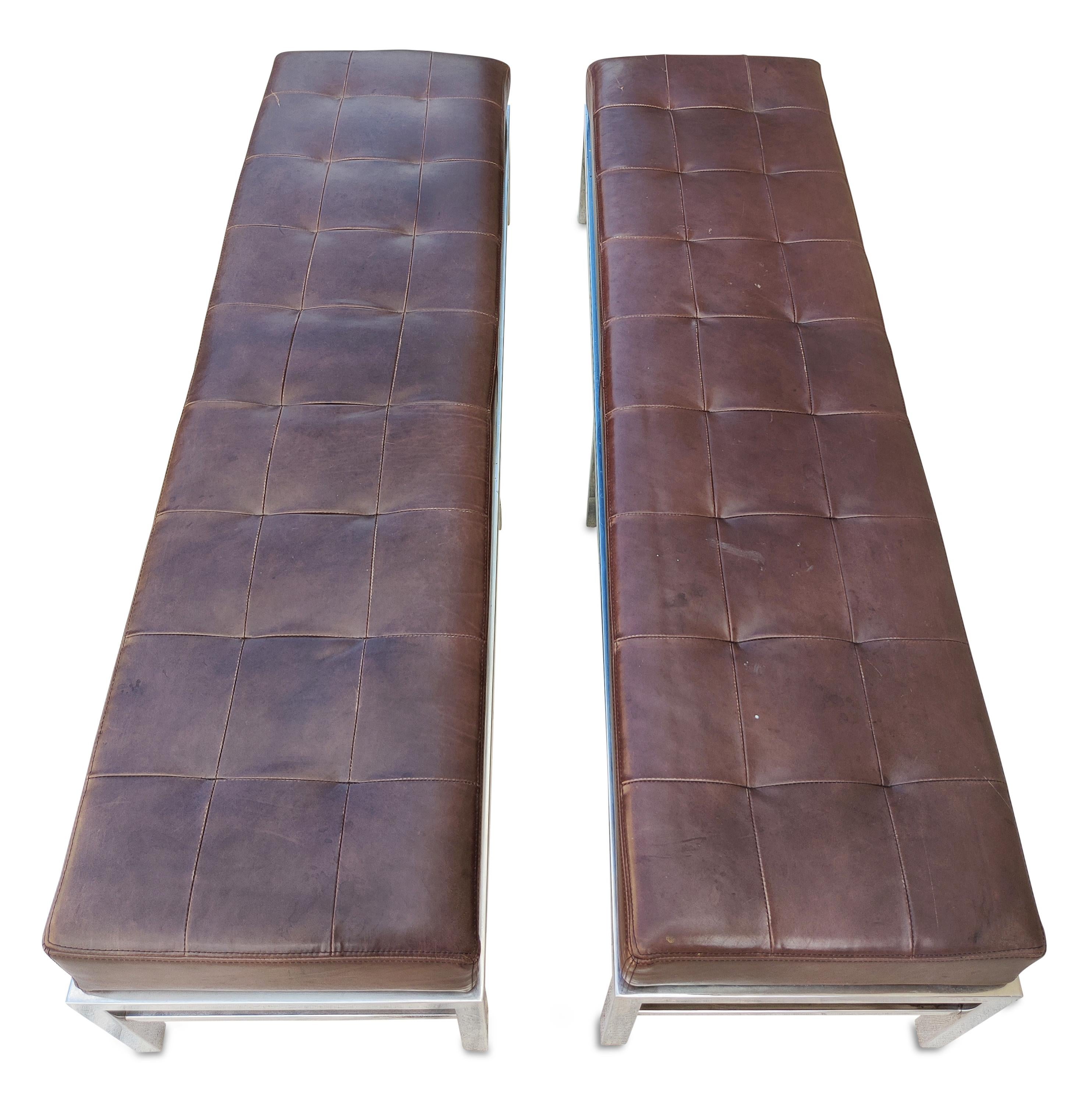 Canadese Coppia di panche in pelle marrone in stile Florence Knoll o MCM su basi in acciaio cromato in vendita