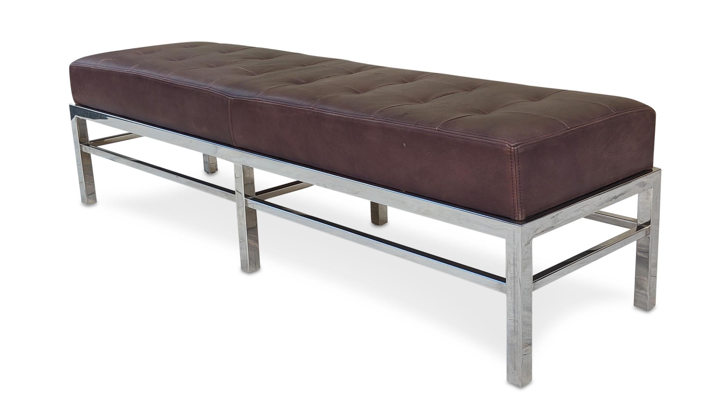 Cromo Coppia di panche in pelle marrone in stile Florence Knoll o MCM su basi in acciaio cromato in vendita