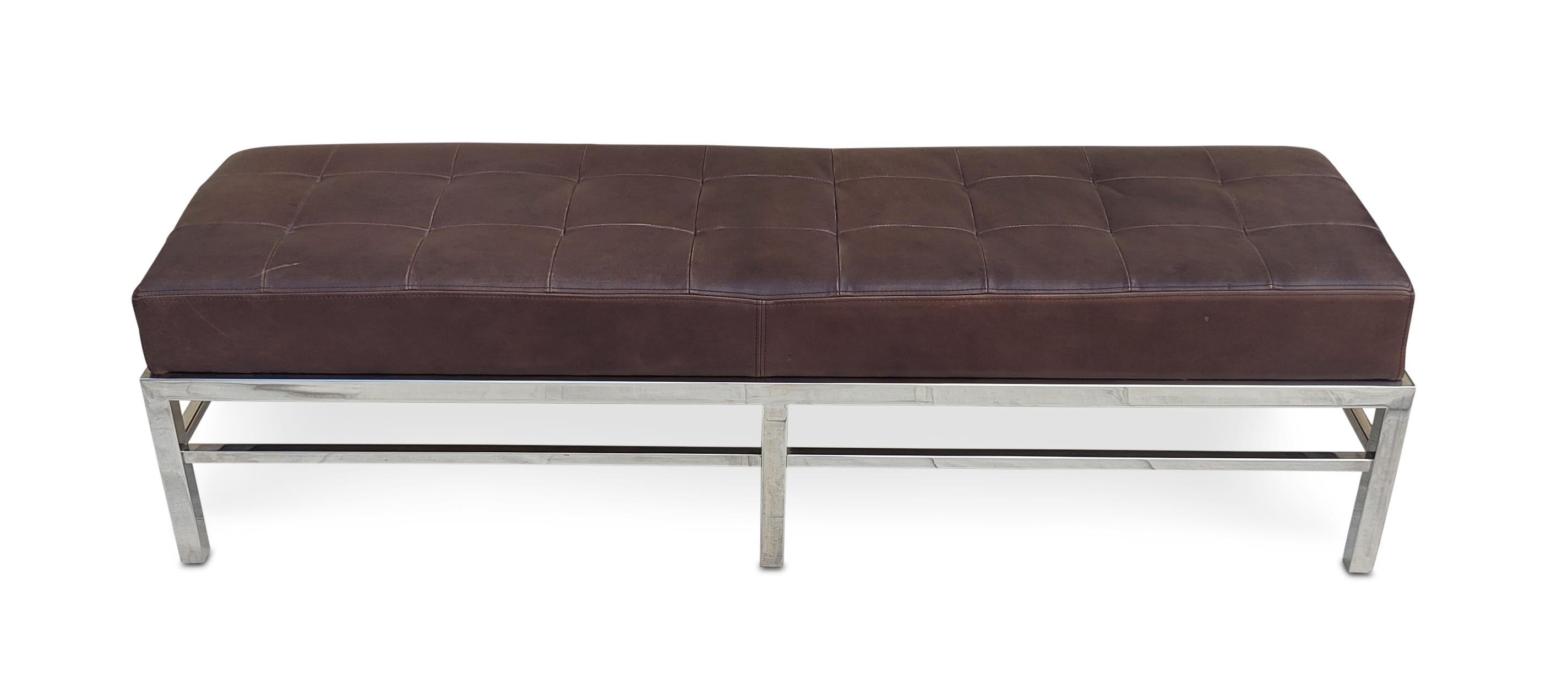 Coppia di panche in pelle marrone in stile Florence Knoll o MCM su basi in acciaio cromato in vendita 1