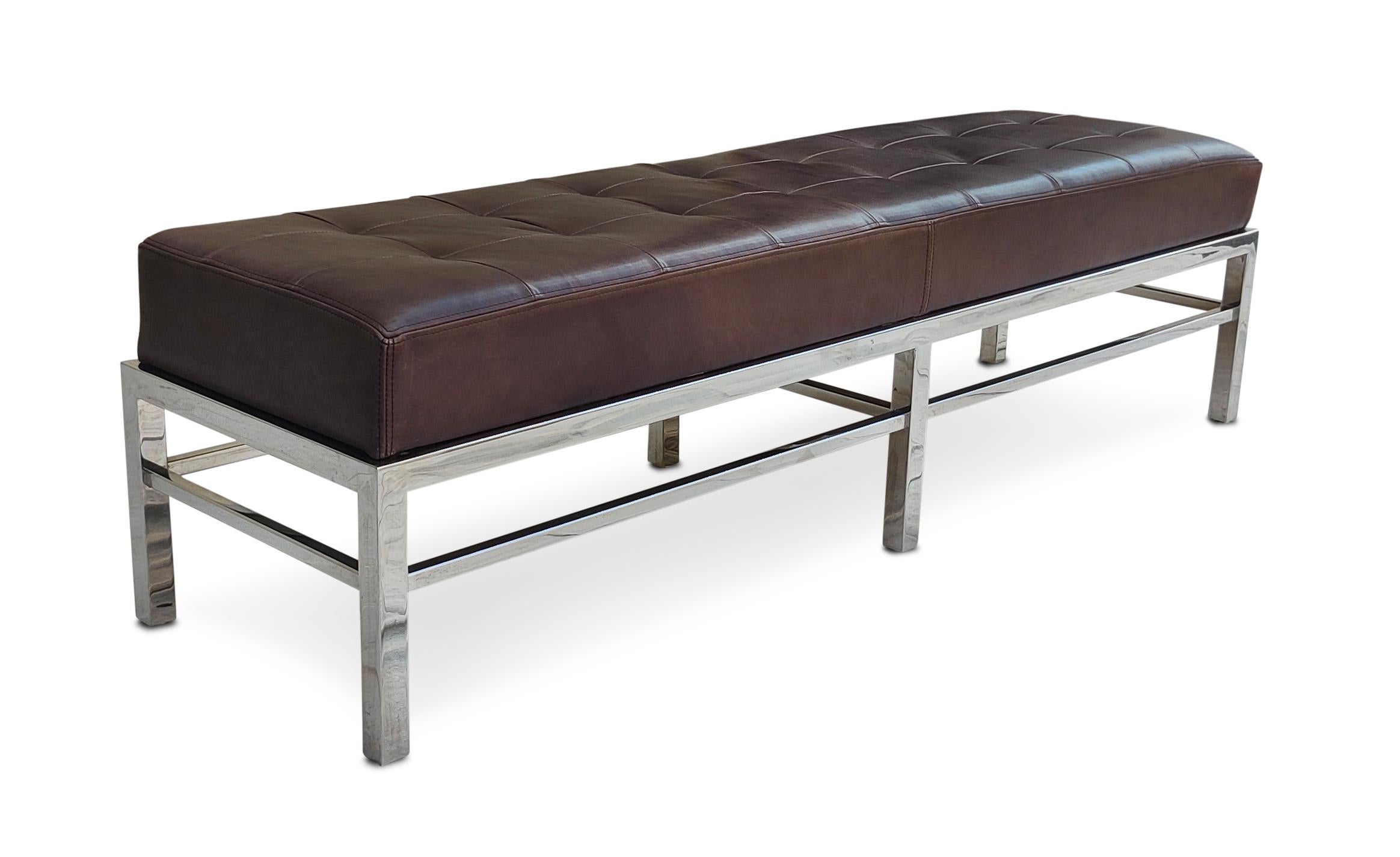 Coppia di panche in pelle marrone in stile Florence Knoll o MCM su basi in acciaio cromato in vendita 2