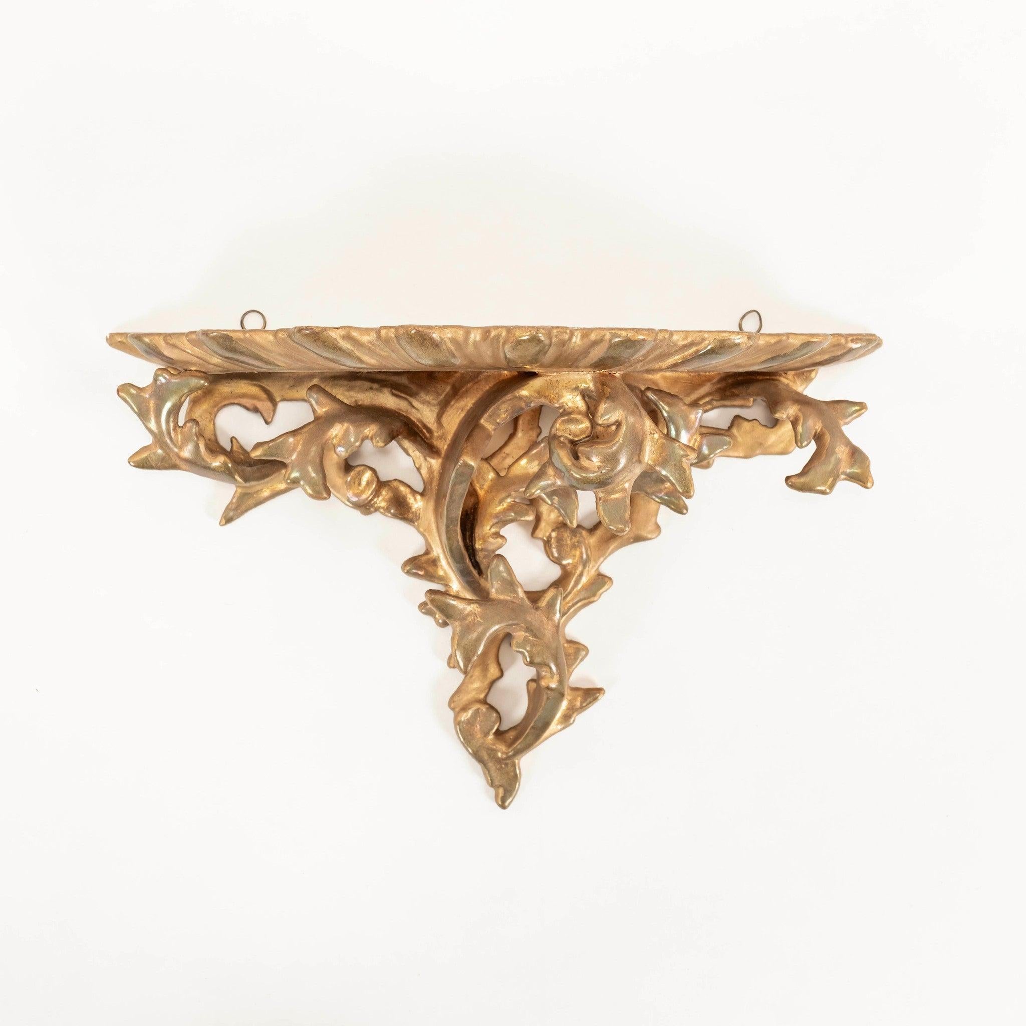 Coppia di mensole da parete in legno dorato di Florentine degli anni '50 con motivi di fogliame.