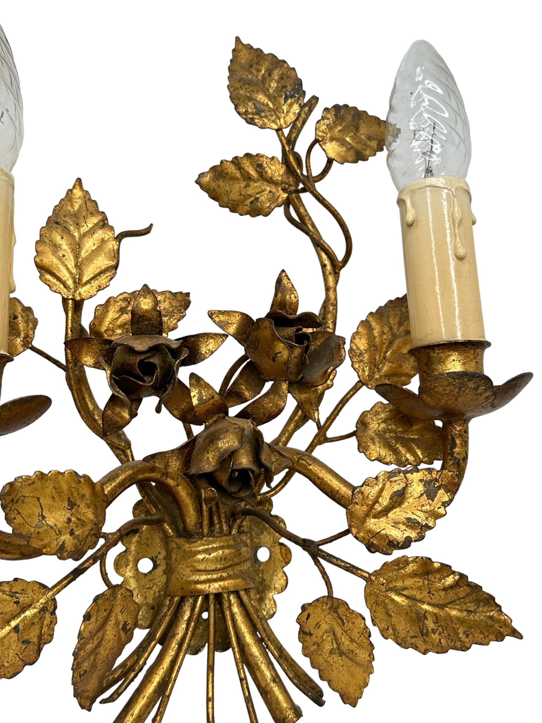 Paar Florentine Gold vergoldete Metallrosen zwei Lichterketten Toleware Tole von Koegl  (Mitte des 20. Jahrhunderts) im Angebot