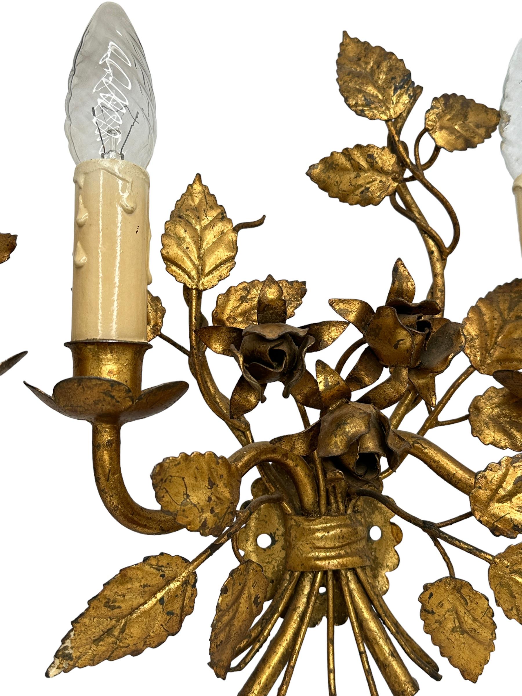 Paar Florentine Gold vergoldete Metallrosen zwei Lichterketten Toleware Tole von Koegl  im Angebot 1