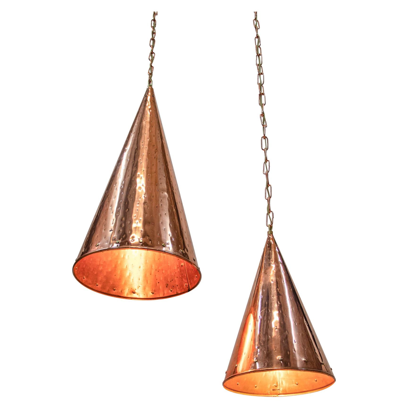 Paire de lampes suspendues danoises en forme de cône en cuivre martelé par E.S Horn Aalestrup, années 1950