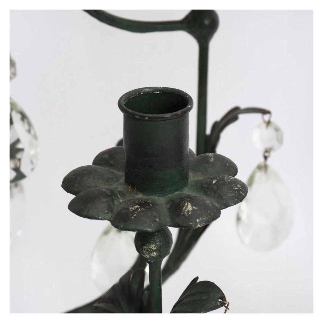 XX secolo Coppia di candelabri a sei luci in metallo foliato e cristallo a goccia in vendita